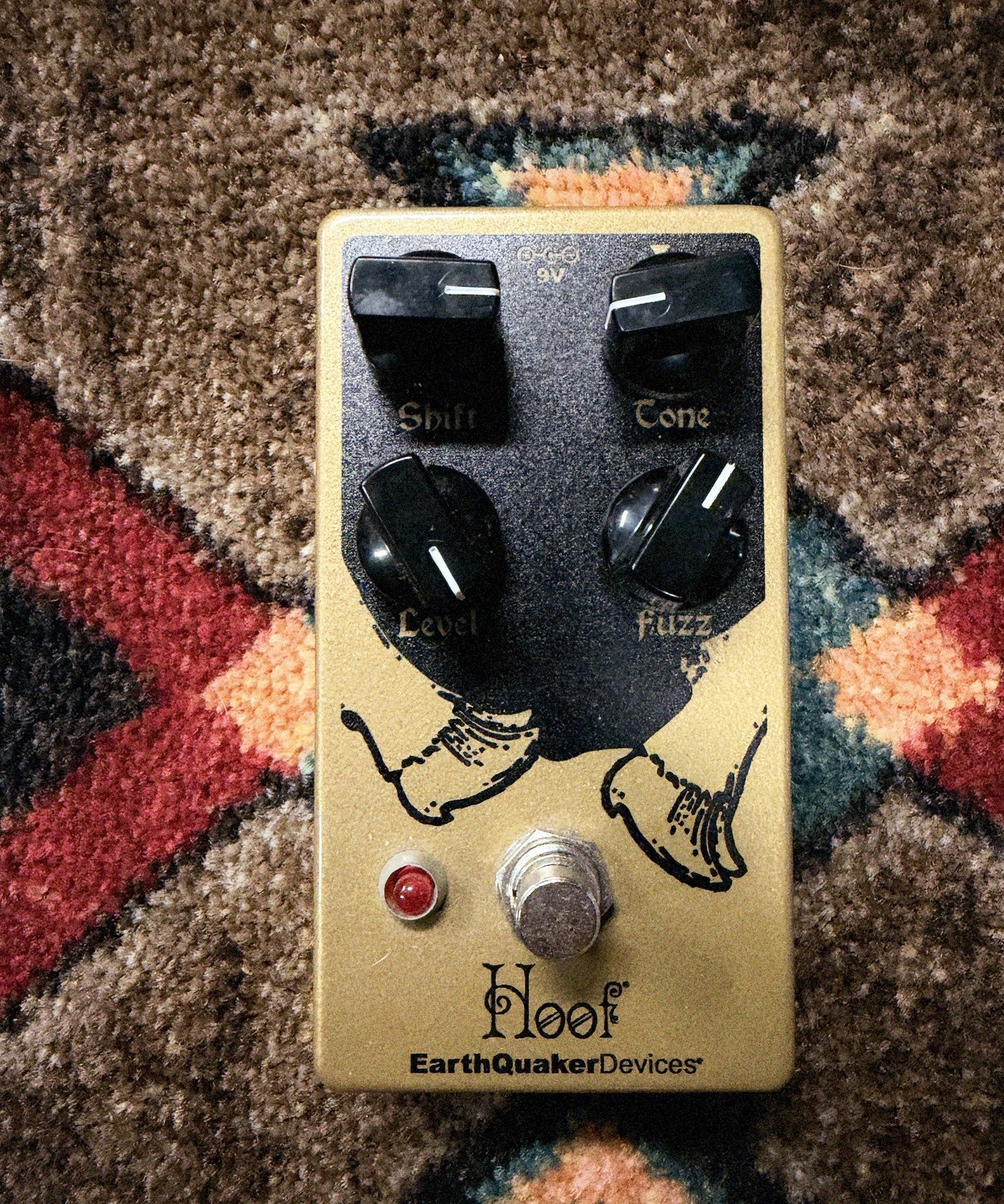 EarthQuaker Devices Hoof V2, gold: top with the Shift, Tone, Level and Fuzz knobs, the black hoof artwork, the LED and the footswitch