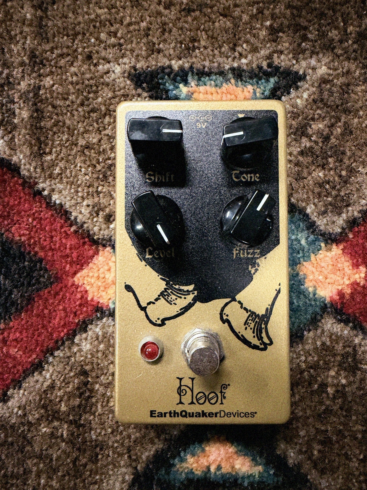 EarthQuaker Devices Hoof V2, gold: top with the Shift, Tone, Level and Fuzz knobs, the black hoof artwork, the LED and the footswitch