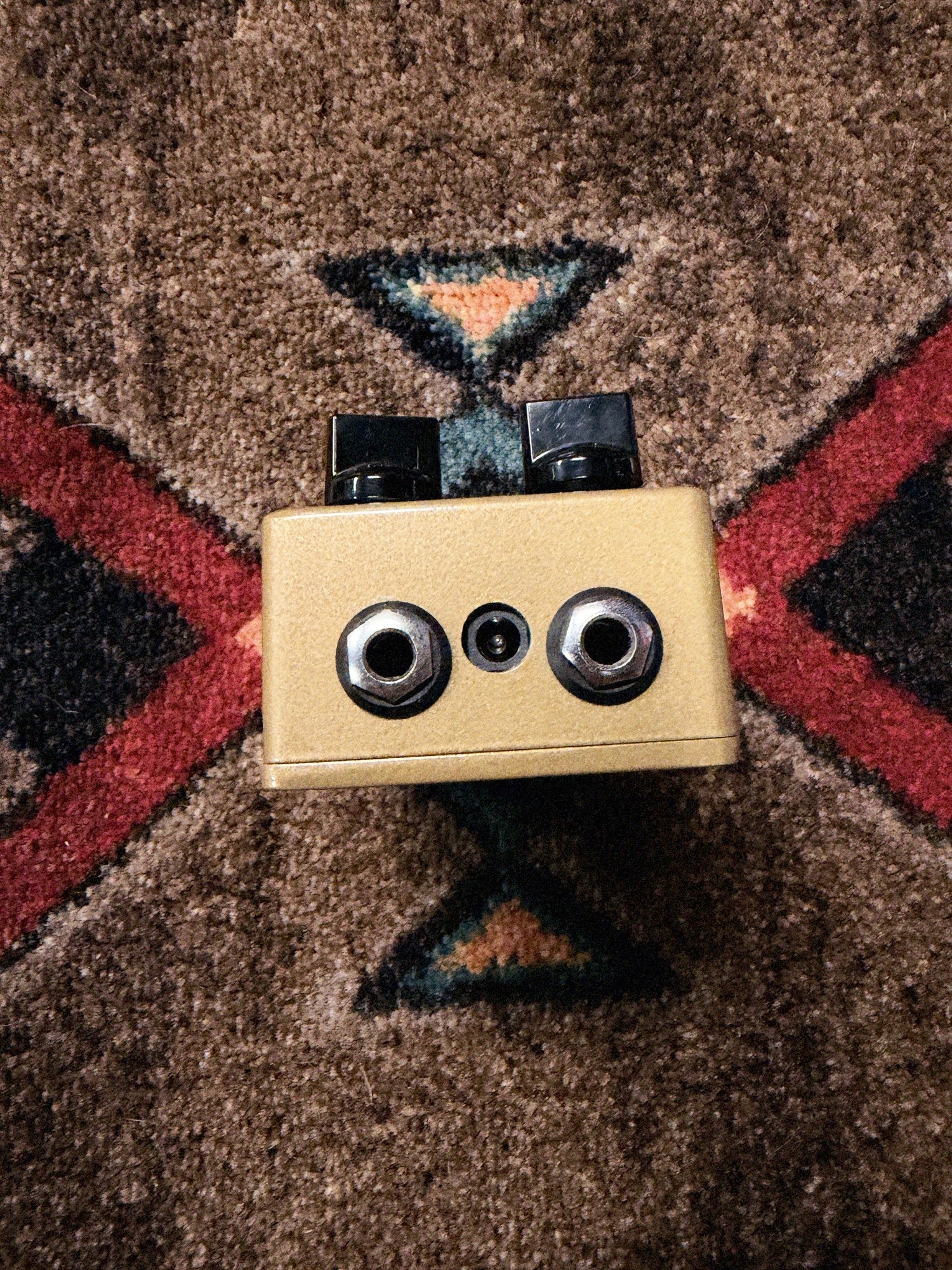 EarthQuaker Devices Hoof V2, gold: knob end with two 1/4 inch jacks and the power jack between them