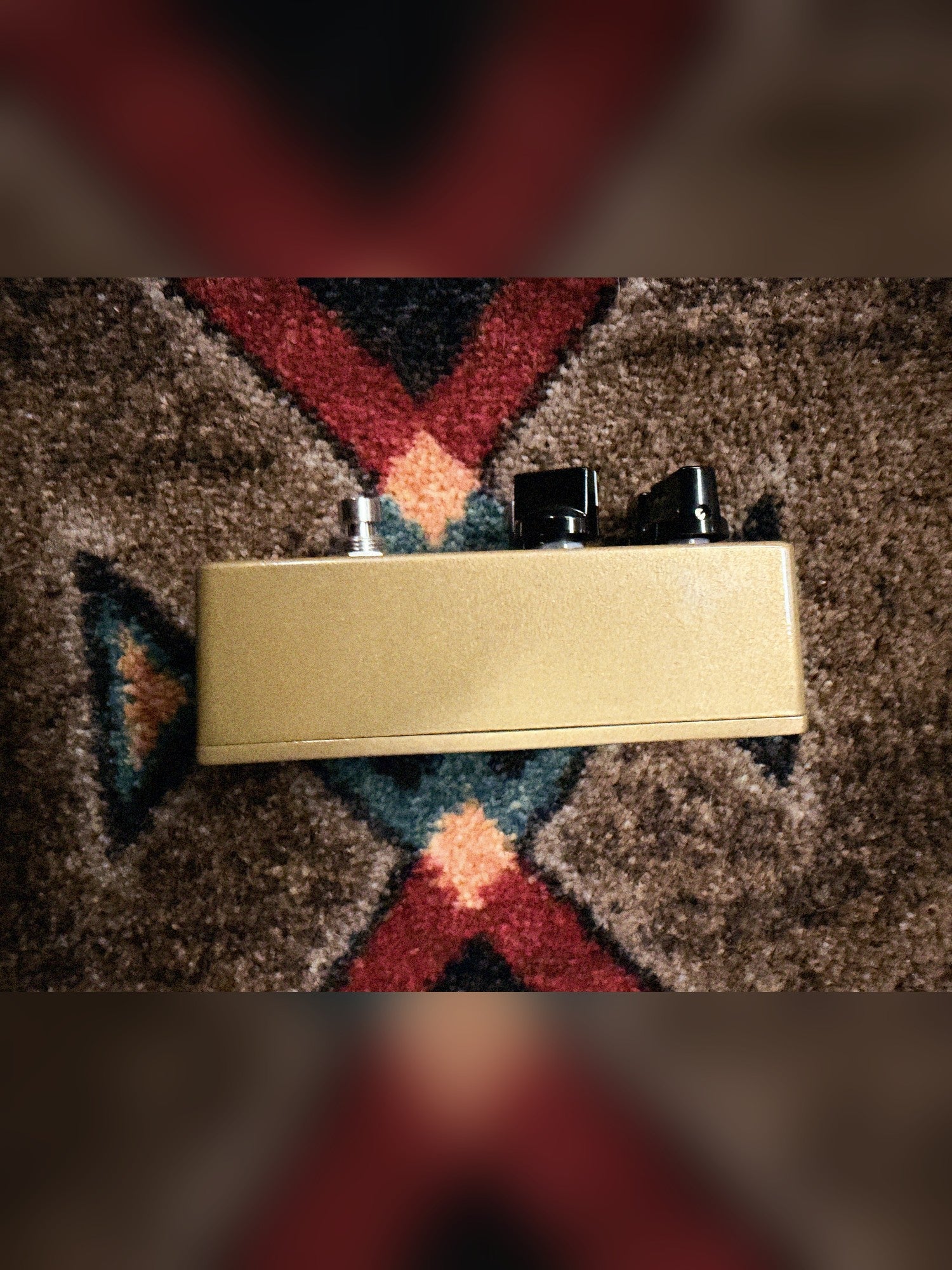 EarthQuaker Devices Hoof V2, gold: right side of the enclosure, knob end at the right