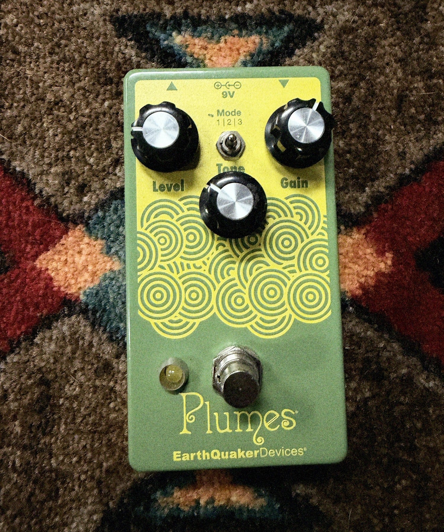EarthQuaker Devices Plumes, green: top with the yellow circle artwork, the Level, Tone and Gain knobs, the Mode toggle, the LED and the footswitch