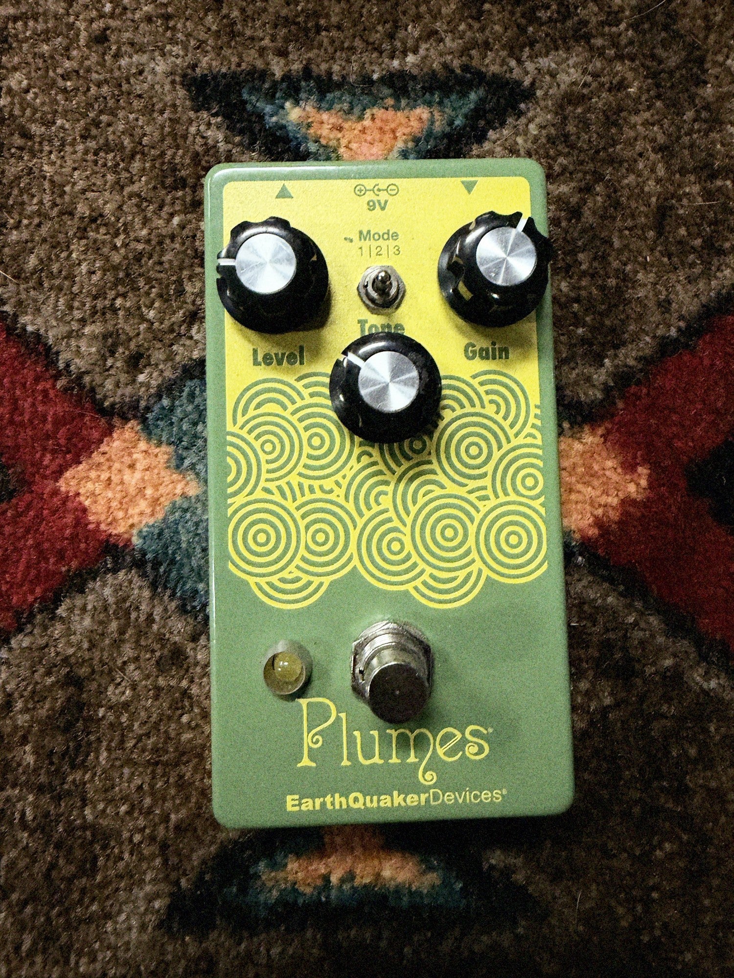 EarthQuaker Devices Plumes, green: top with the yellow circle artwork, the Level, Tone and Gain knobs, the Mode toggle, the LED and the footswitch