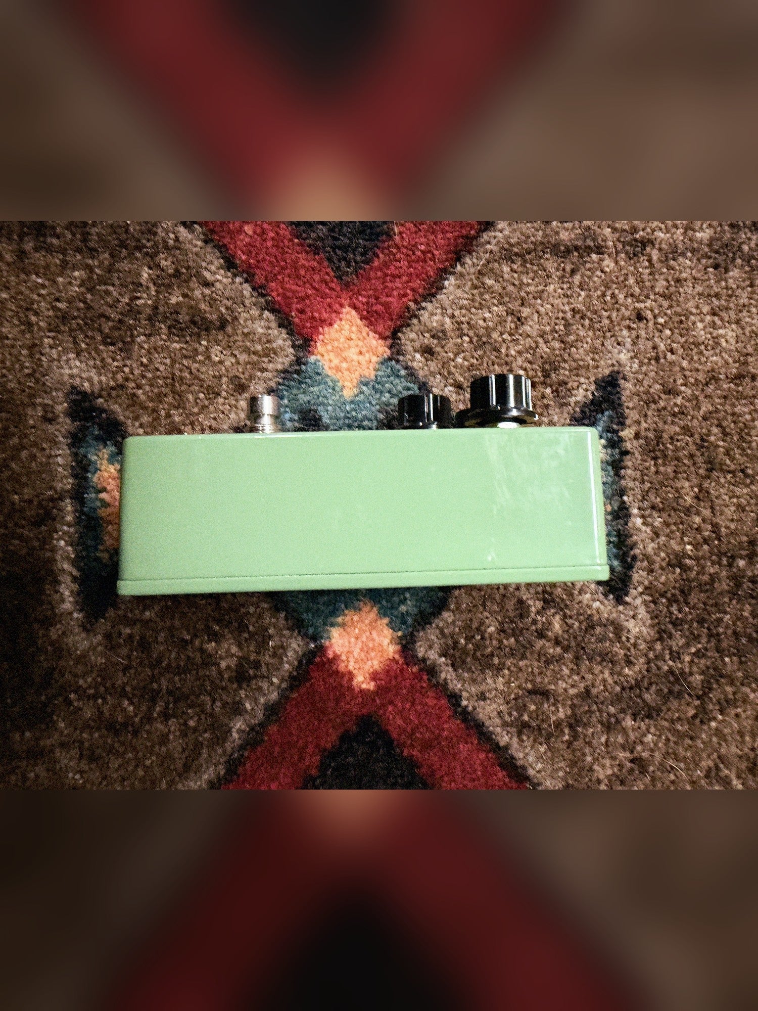 EarthQuaker Devices Plumes, green: right side of the enclosure, knob end at the right
