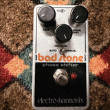 Electro-Harmonix Bad Stone, silver and black: top with the Rate, Feedback and Manual Shift knobs, the Auto/Manual switch, the footswitch and the red LED