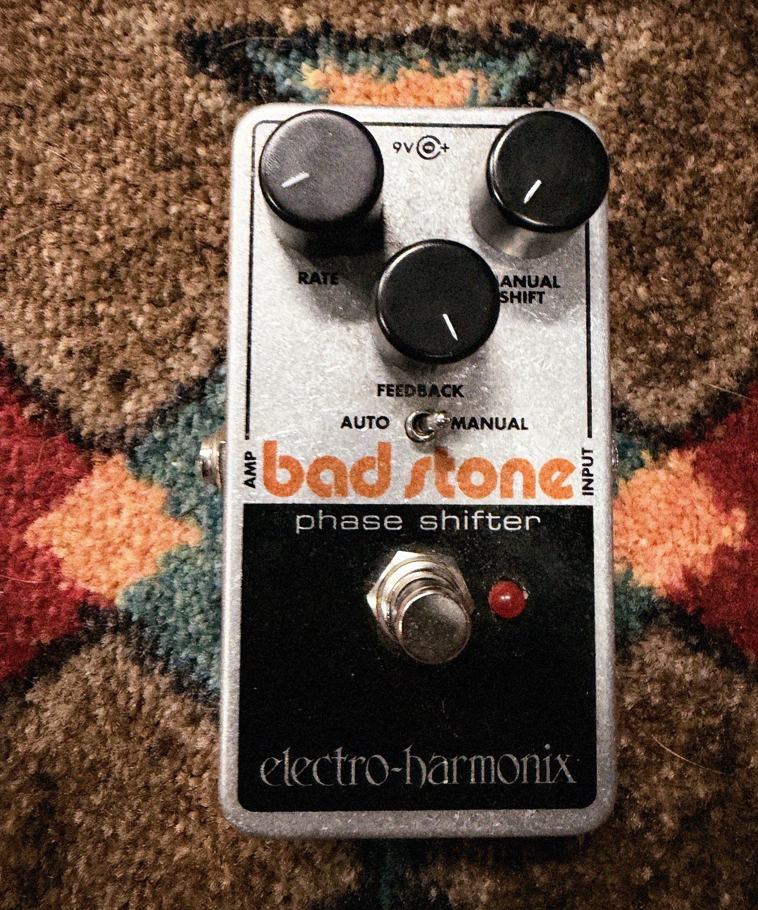 Electro-Harmonix Bad Stone, silver and black: top with the Rate, Feedback and Manual Shift knobs, the Auto/Manual switch, the footswitch and the red LED