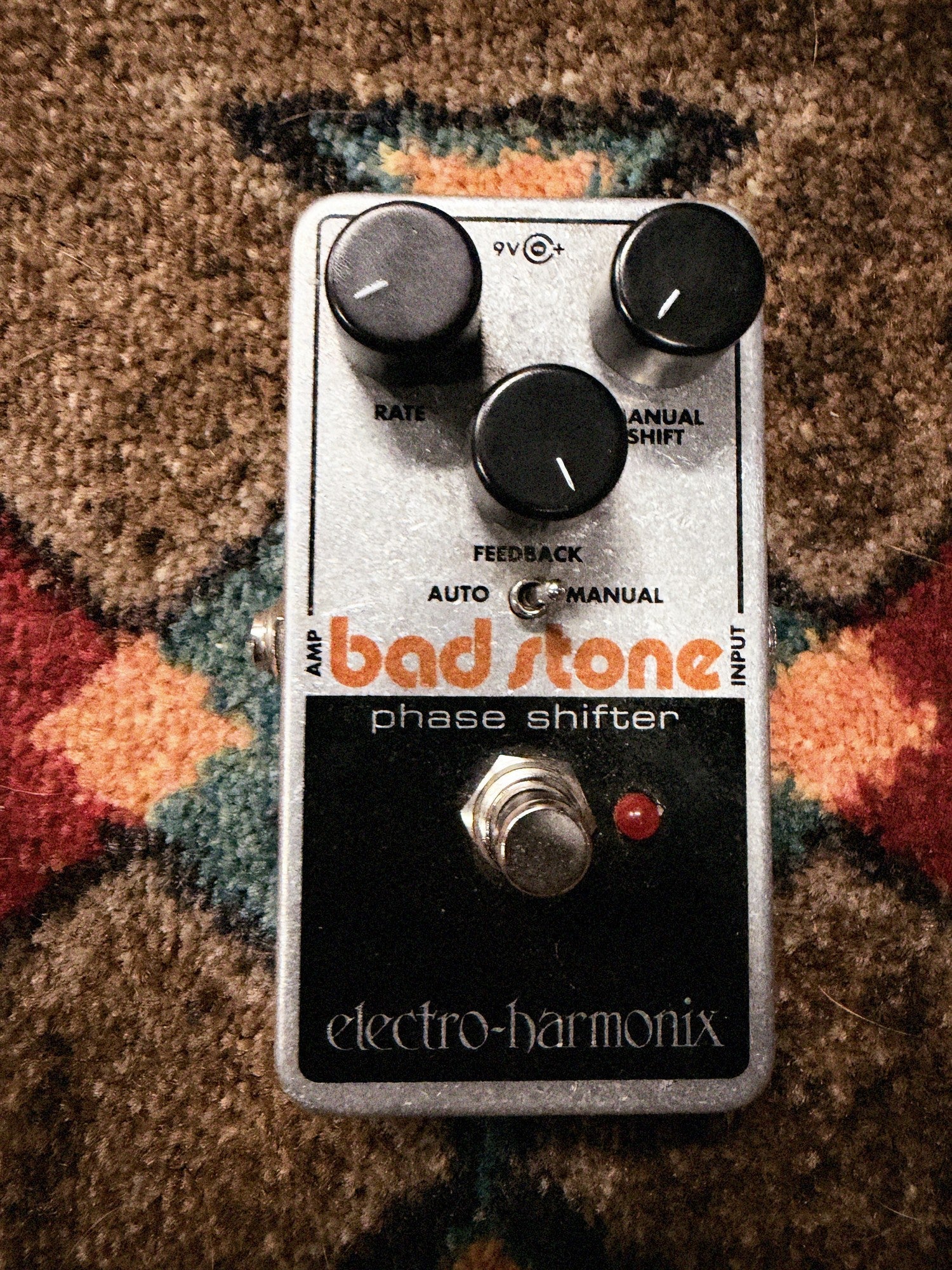 Electro-Harmonix Bad Stone, silver and black: top with the Rate, Feedback and Manual Shift knobs, the Auto/Manual switch, the footswitch and the red LED