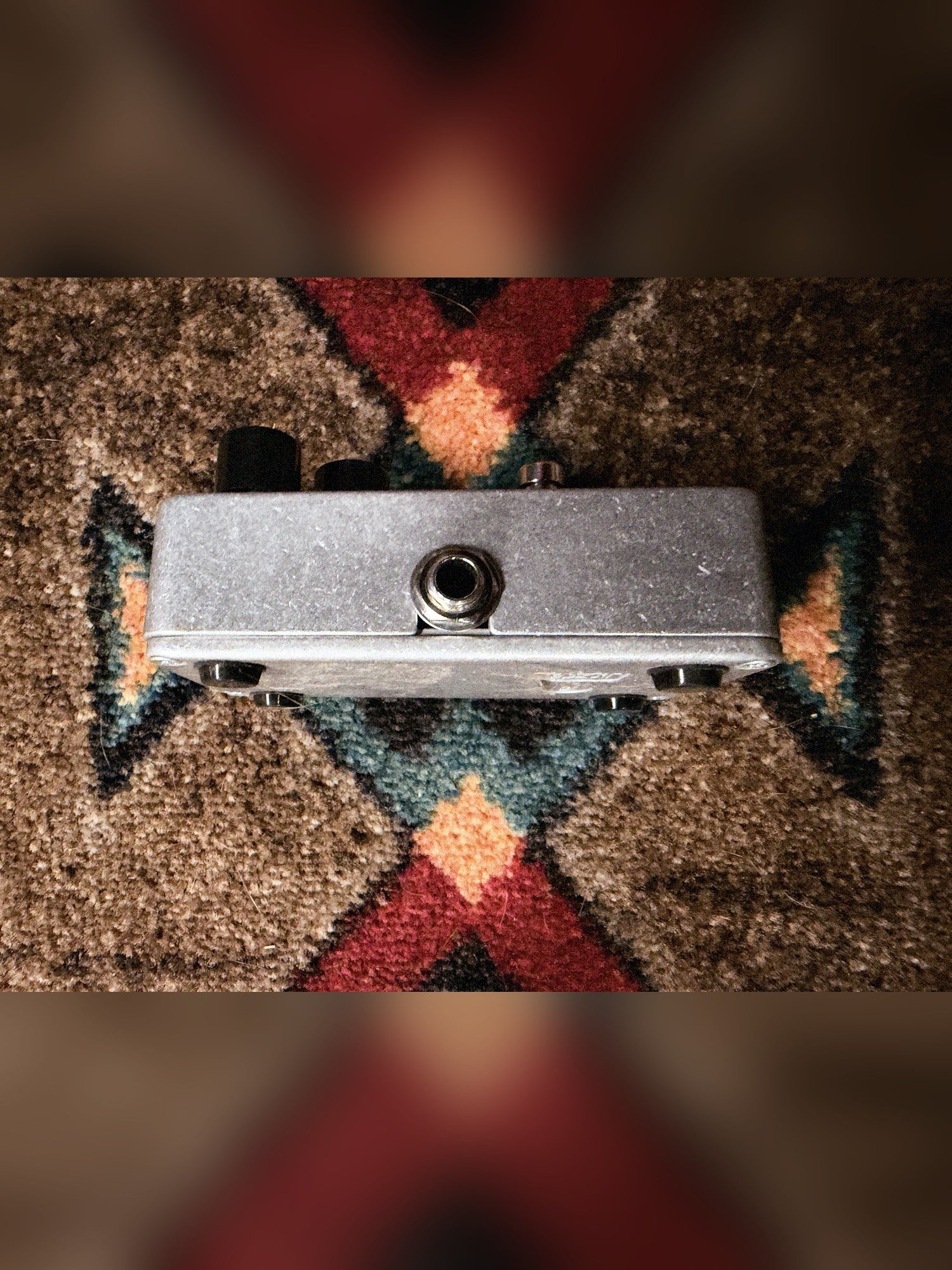 Electro-Harmonix Bad Stone, silver and black: left side with the Amp output jack