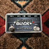 Electro-Harmonix Switchblade Plus, black and blue: top with the A/B and A+B footswitches, their two LEDs and the jack labels