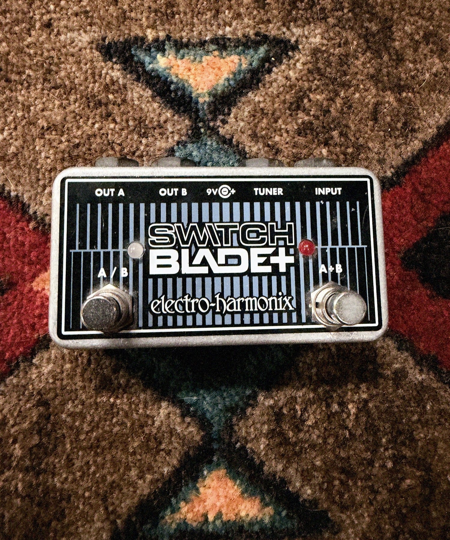 Electro-Harmonix Switchblade Plus, black and blue: top with the A/B and A+B footswitches, their two LEDs and the jack labels