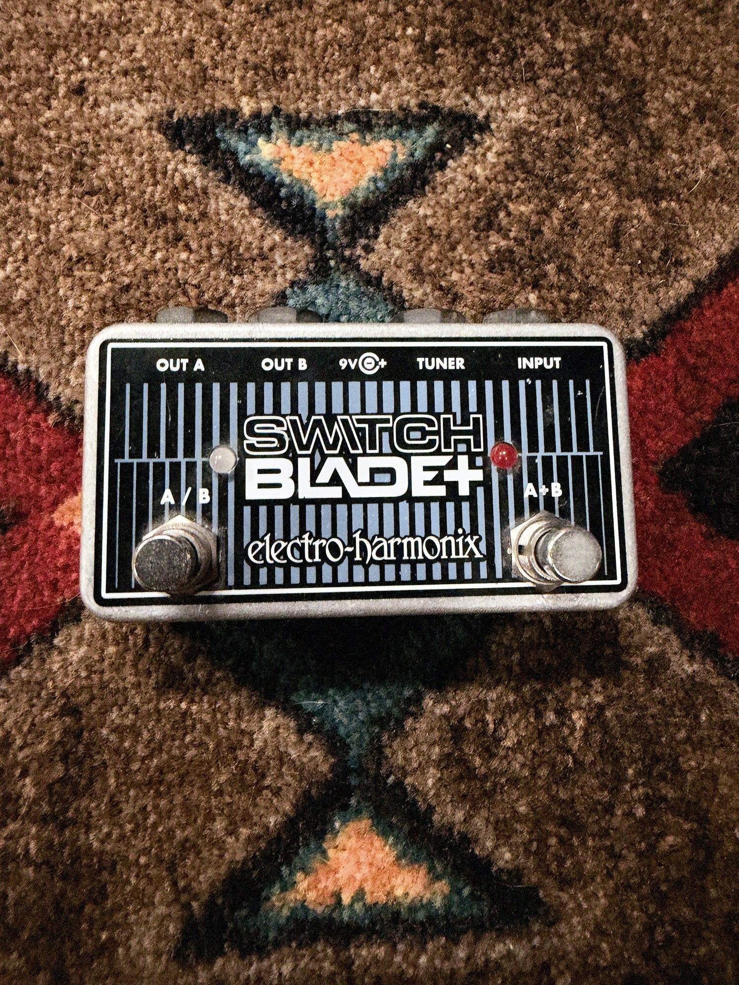 Electro-Harmonix Switchblade Plus, black and blue: top with the A/B and A+B footswitches, their two LEDs and the jack labels