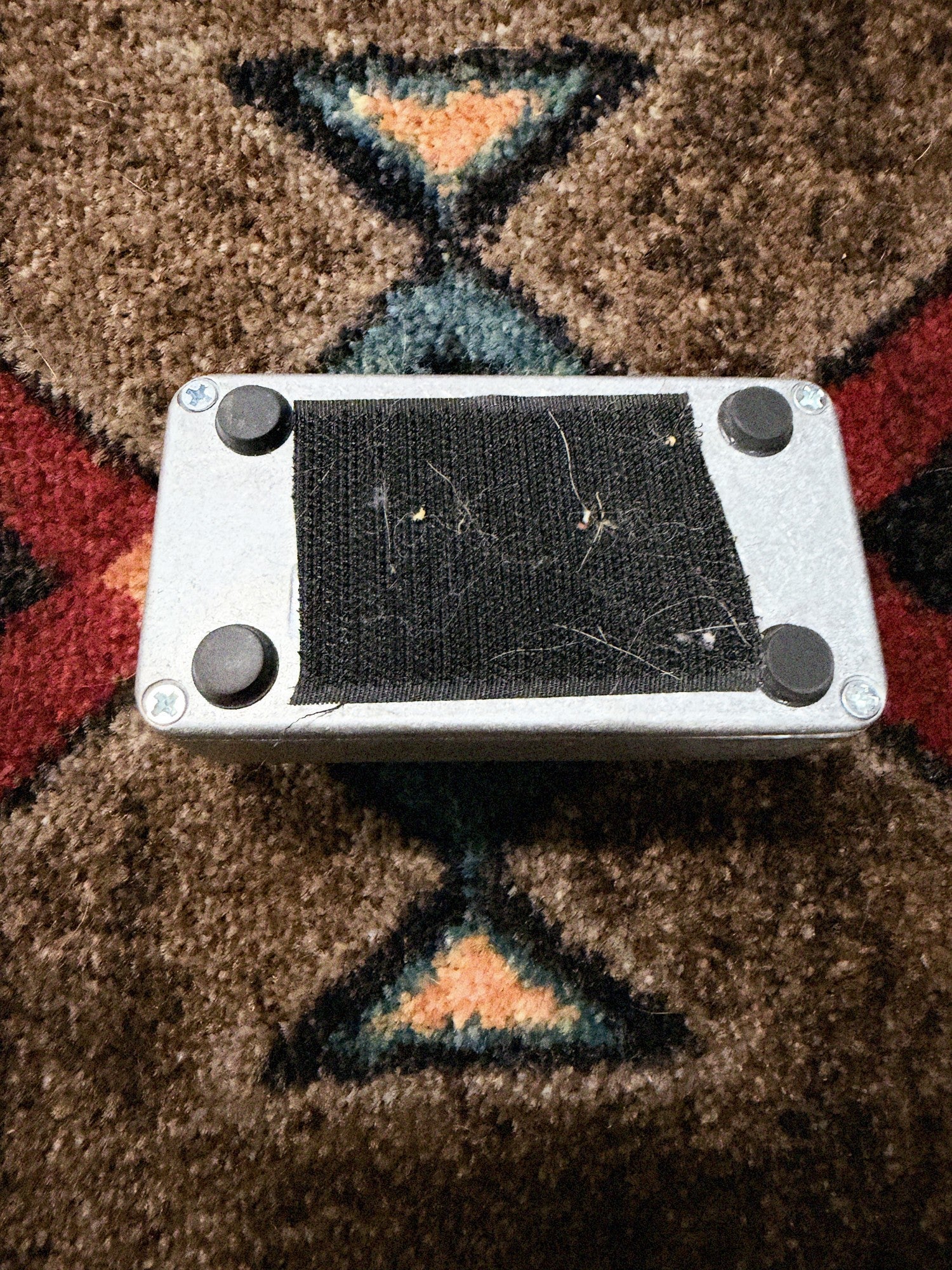 Electro-Harmonix Switchblade Plus, black and blue: bottom plate with four rubber feet and four screws