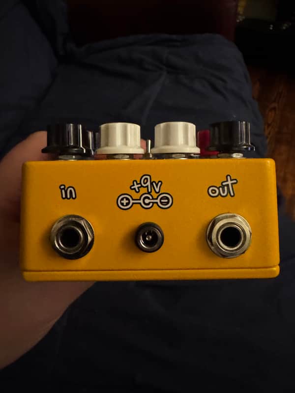 Champion Leccy The Dunsh - top edge with in out jacks and power - Pauls Guitar Hideout