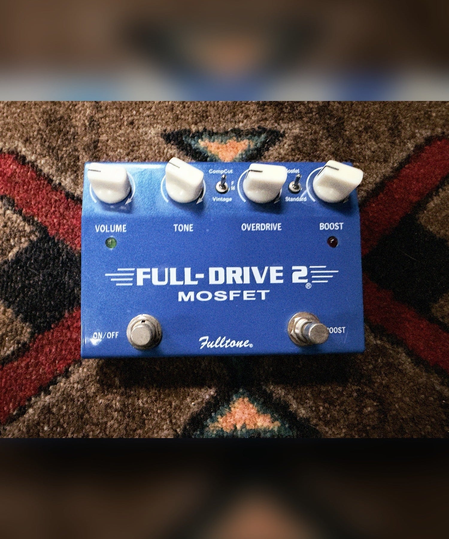 Fulltone Full-Drive 2 MOSFET, blue: top with the Volume, Tone, Overdrive and Boost knobs, the two mini toggles and the On/Off and Boost footswitches