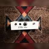 Fulltone OCD V2, white: left side with the output jack, the 9-18VDC power jack and two thumbscrews