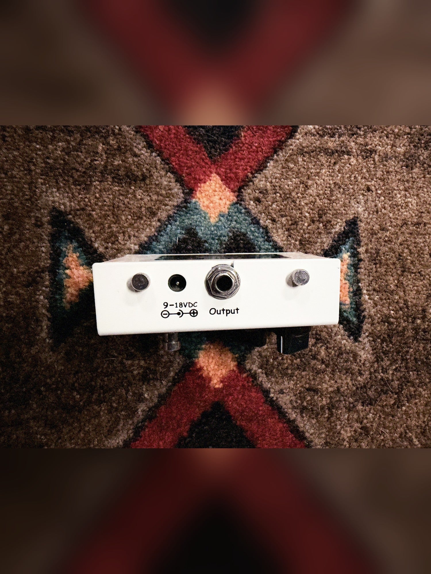 Fulltone OCD V2, white: left side with the output jack, the 9-18VDC power jack and two thumbscrews