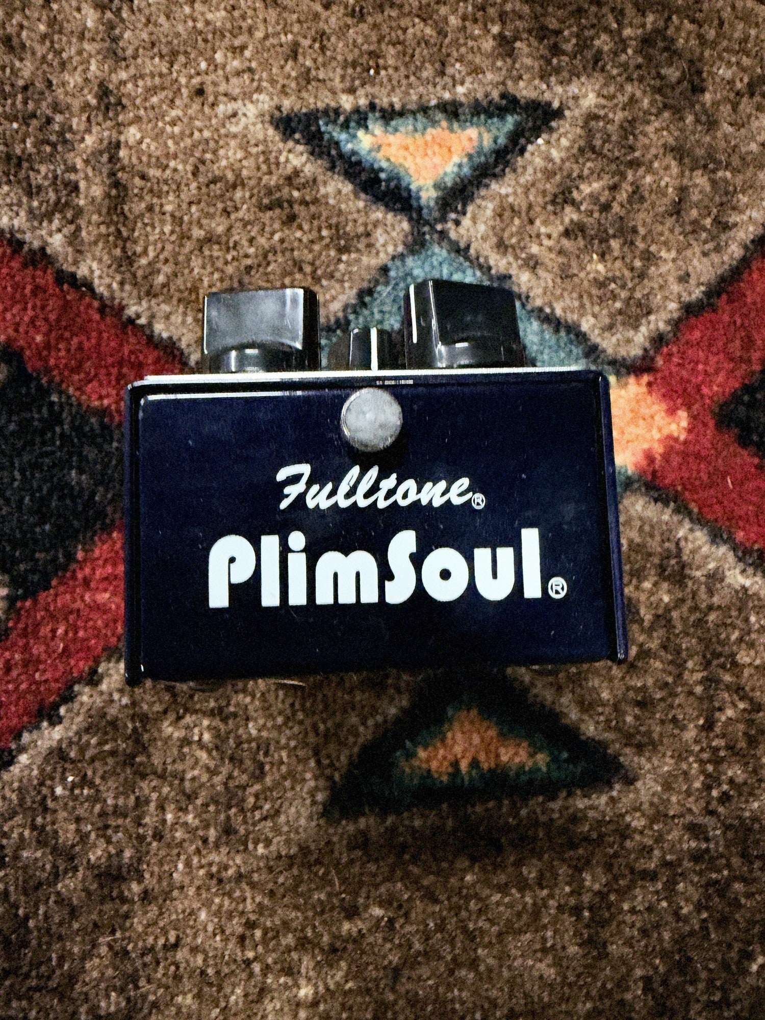 Fulltone PlimSoul, dark blue and silver: back end below the knobs, printed Fulltone PlimSoul, with the battery hatch thumbscrew