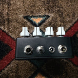 Fuzzrocious Cat Tail with 2nd Distortion Mod, black: top end with the two jacks, the diode toggle and the power jack