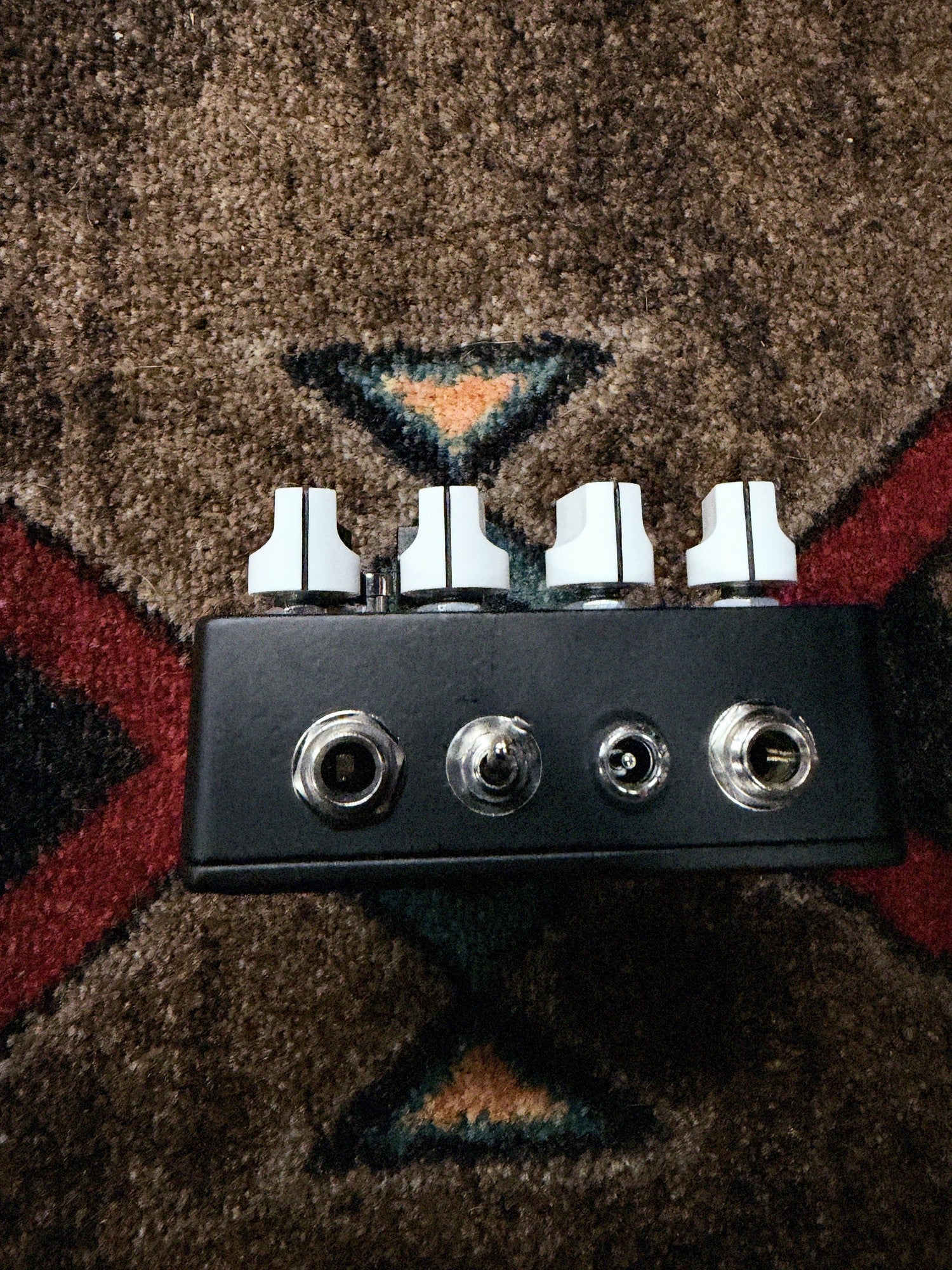 Fuzzrocious Cat Tail with 2nd Distortion Mod, black: top end with the two jacks, the diode toggle and the power jack