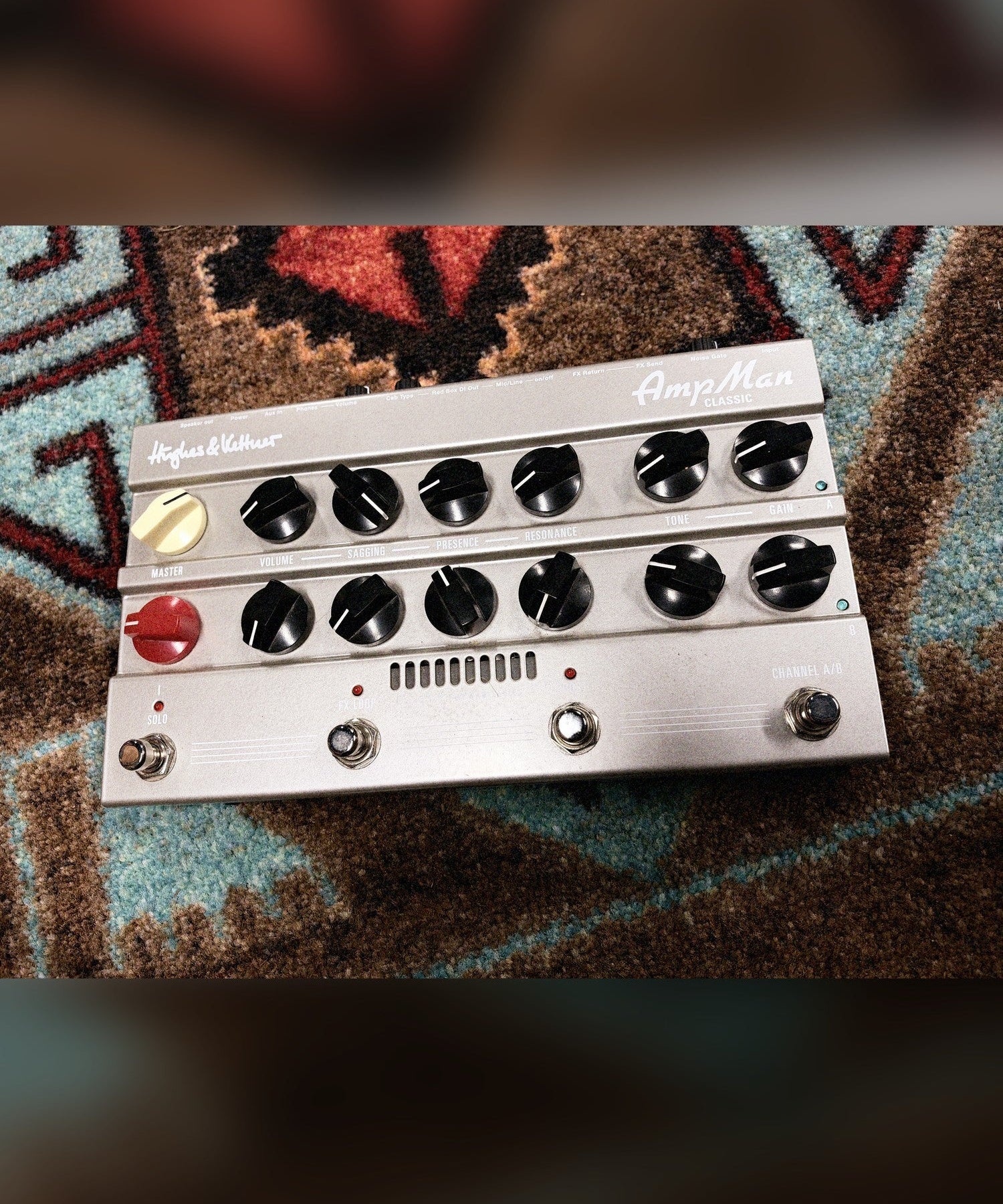 Hughes & Kettner AmpMan Classic, light gray: top with the Master and Solo knobs, both channels' controls and the four footswitches