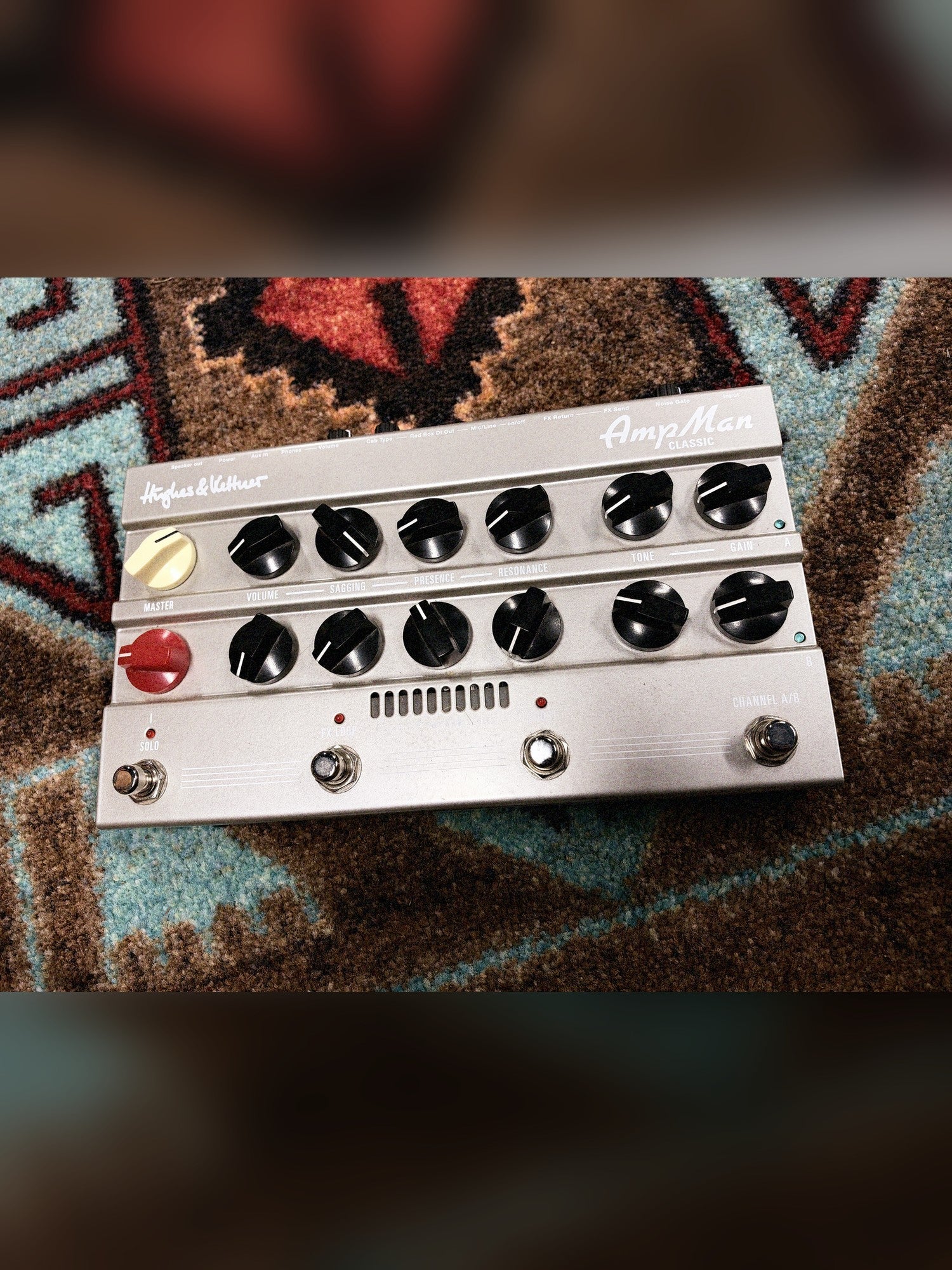 Hughes & Kettner AmpMan Classic, light gray: top with the Master and Solo knobs, both channels' controls and the four footswitches