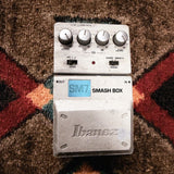 Ibanez SM7 Smash Box, silver: top with the Drive, Lo, Hi and Level knobs, the Void and Edge switches, the LED and the Ibanez pedal, its finish worn beside the logo