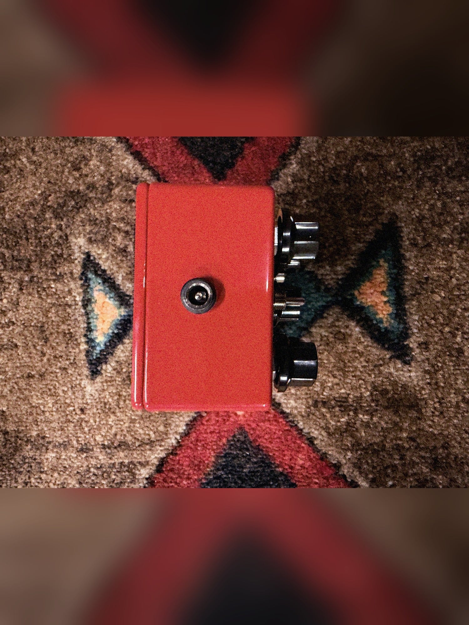 JHS AT+, red: top edge with the power jack