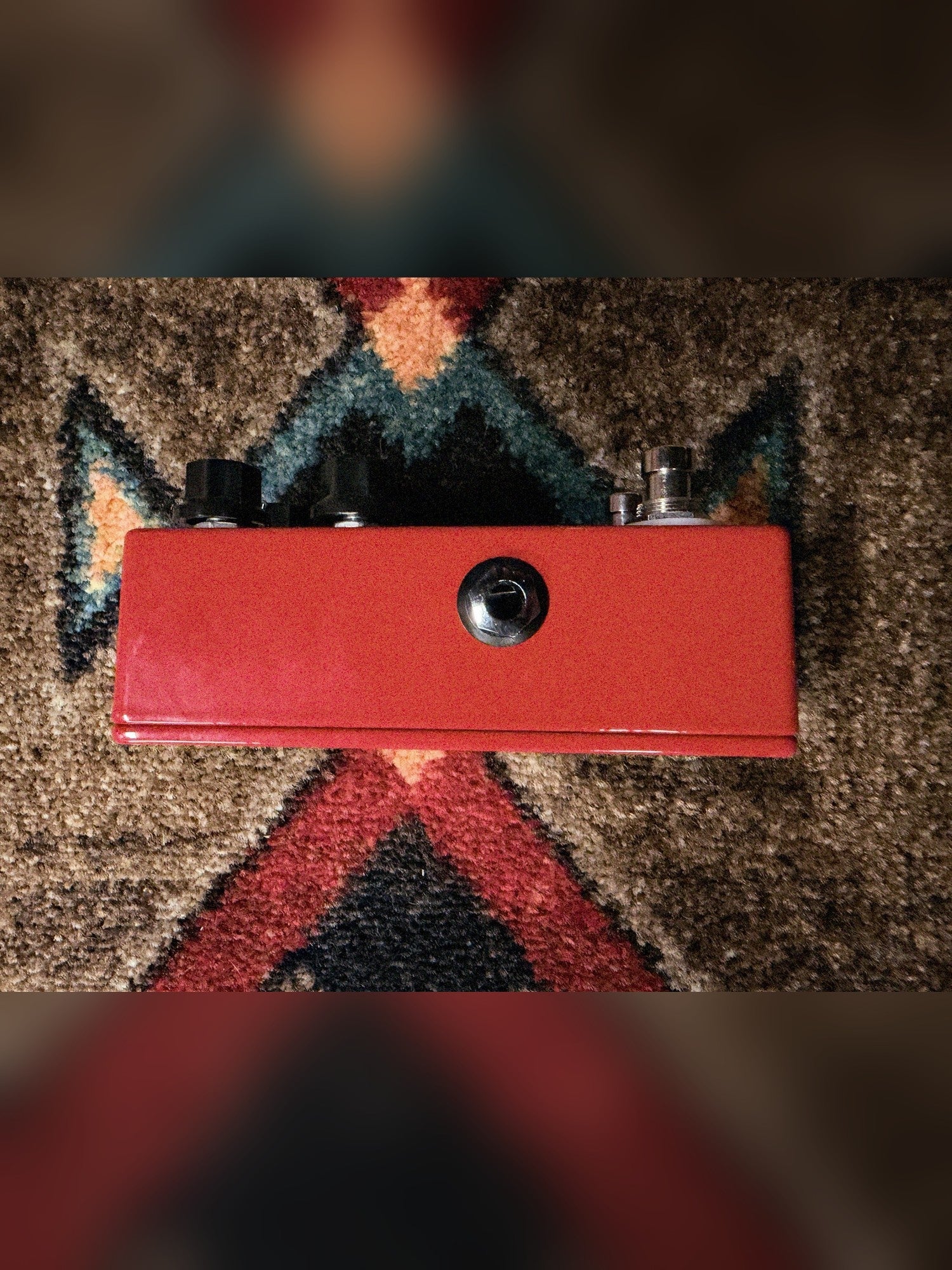 JHS AT+, red: left side with the output jack