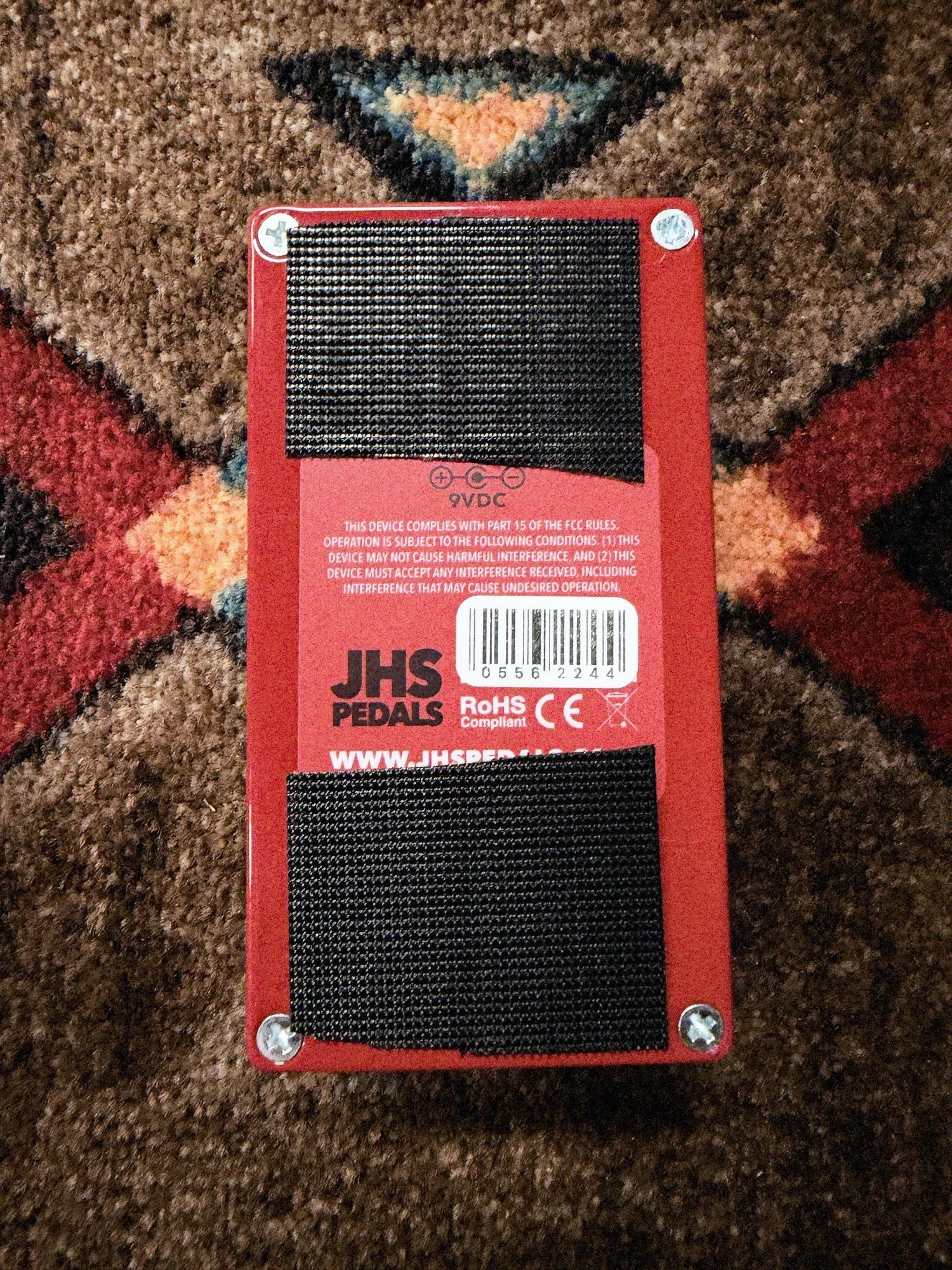JHS AT+, red: bottom plate with the 9VDC label and the serial sticker