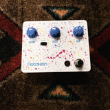 JHS Notaklön, white: top with the Volume, Treble and Gain knobs, the −/+ switch and the paint splatter graphic
