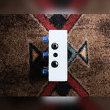 JHS Notaklön, white: top edge with the input, output and power jacks