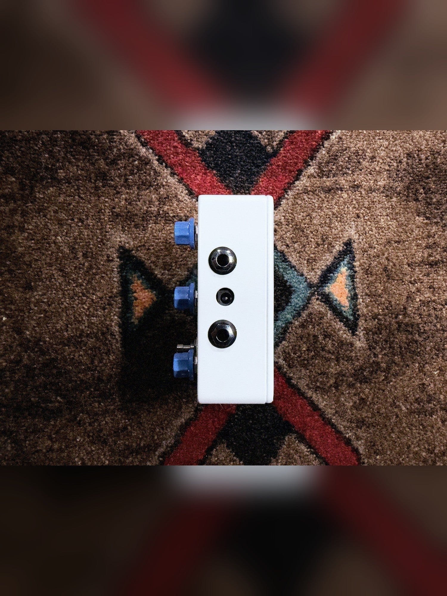 JHS Notaklön, white: top edge with the input, output and power jacks