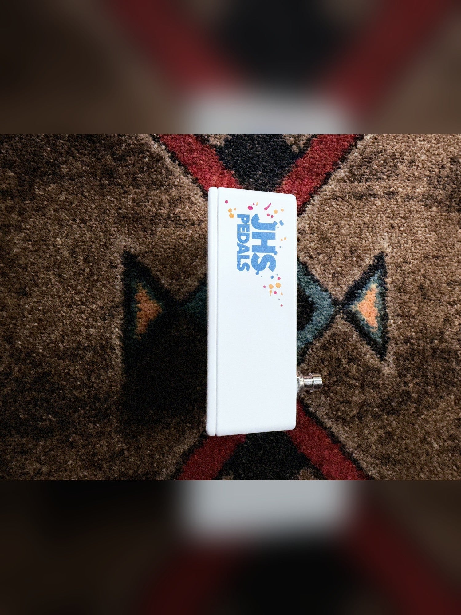 JHS Notaklön, white: side of the enclosure with the JHS Pedals logo