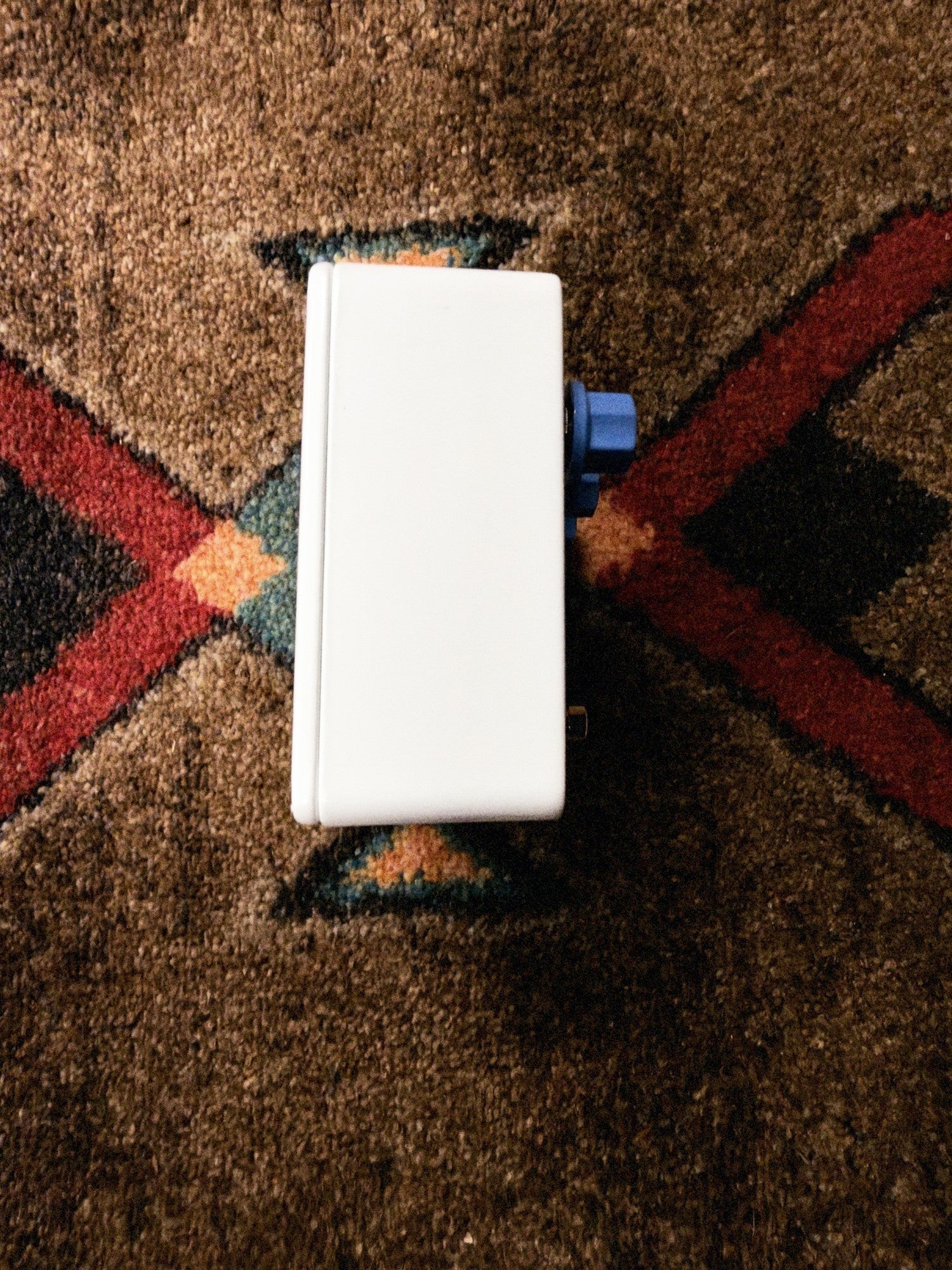 JHS Notaklön, white: one long side of the enclosure, plain white