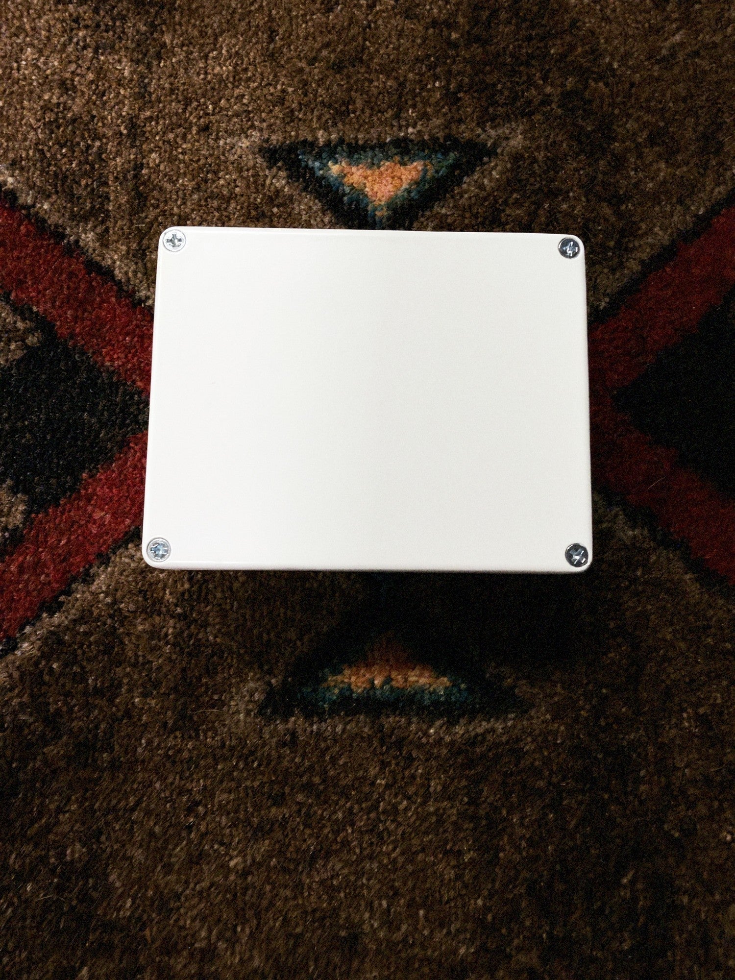 JHS Notaklön, white: bottom plate and its four screws
