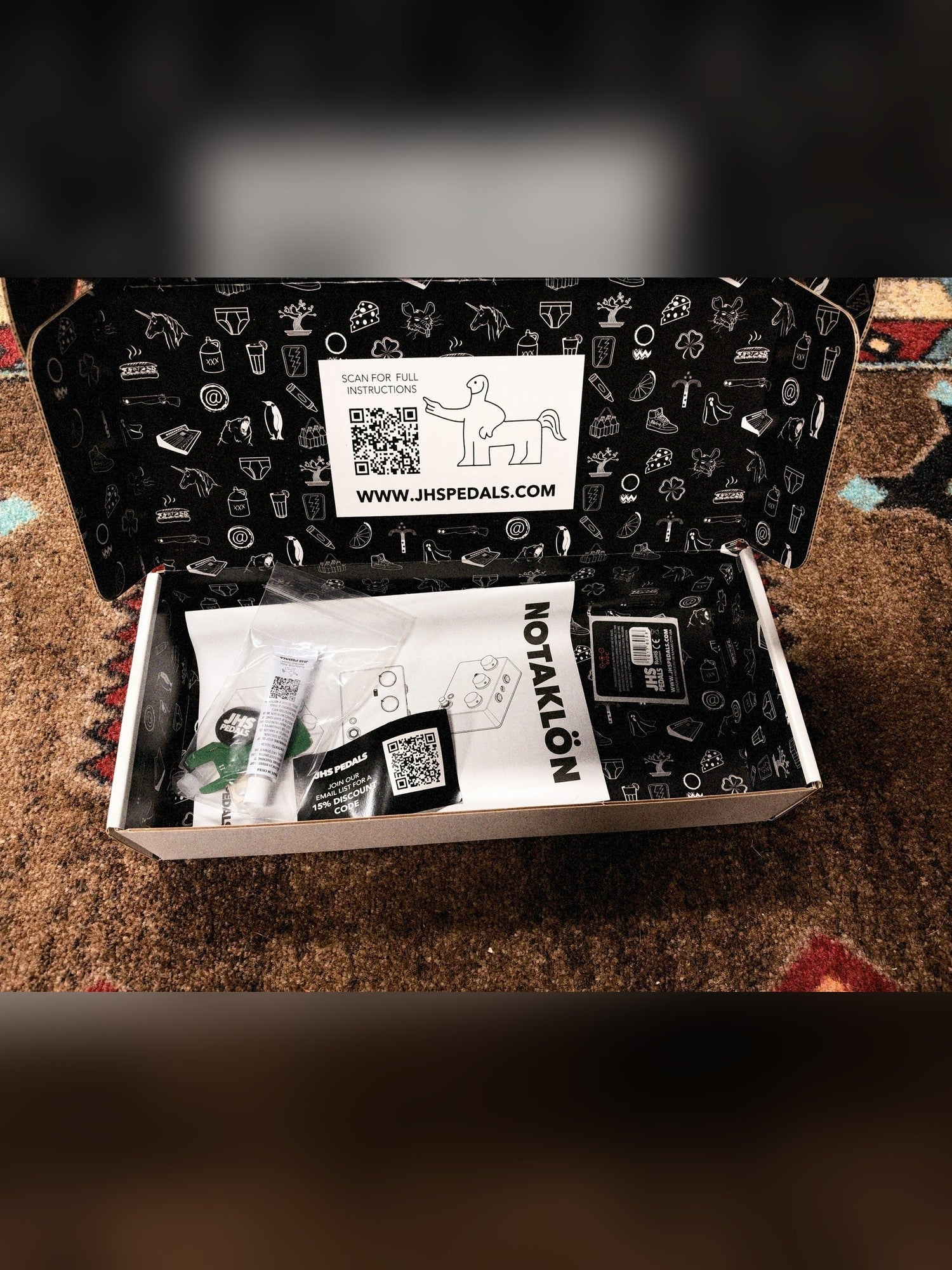 JHS Notaklön, white: the open kit box with the instructions and leftover kit parts
