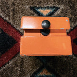 KMD Overdrive, orange: front end with the knurled thumbscrew under the pedal pad