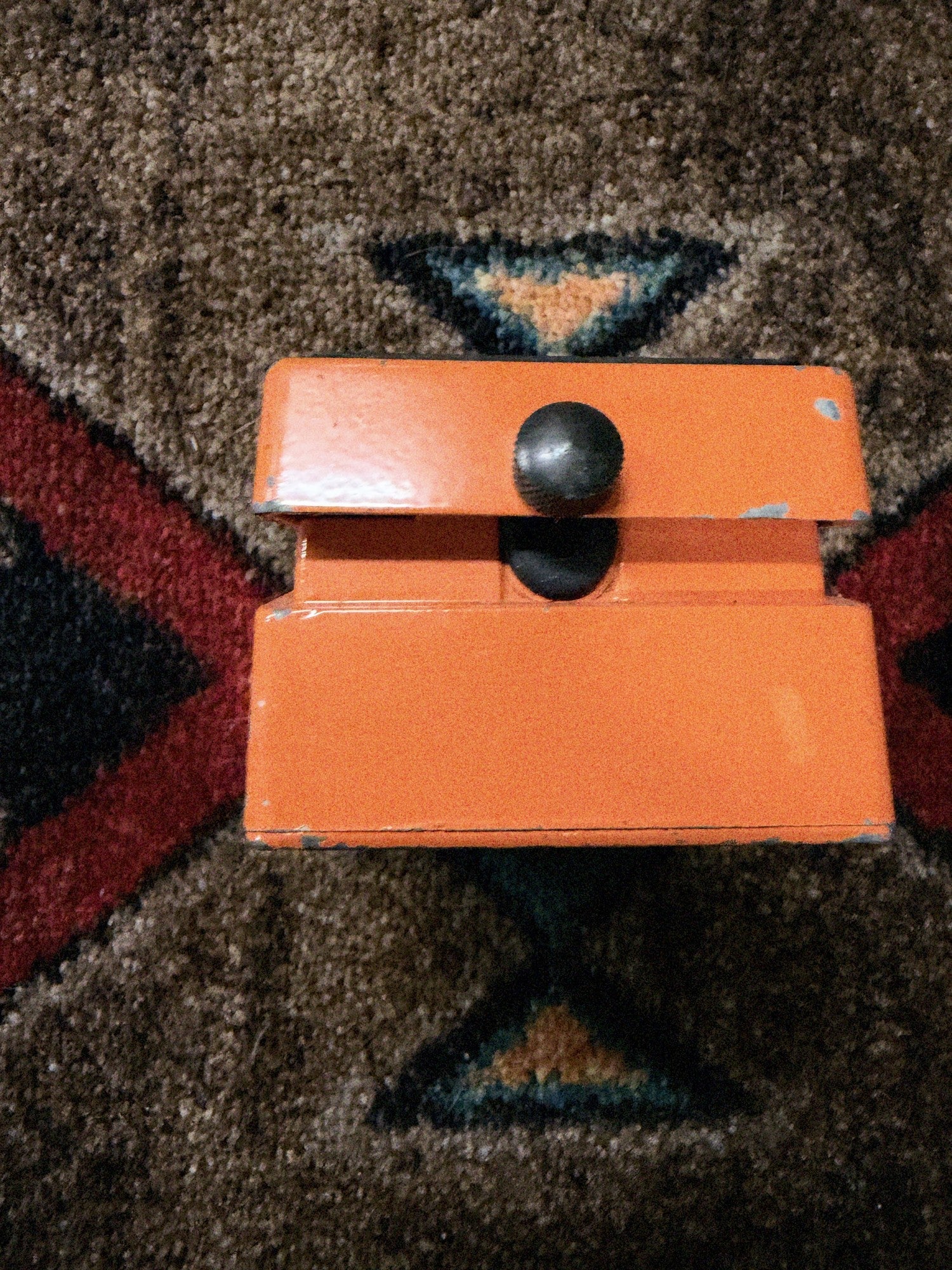 KMD Overdrive, orange: front end with the knurled thumbscrew under the pedal pad