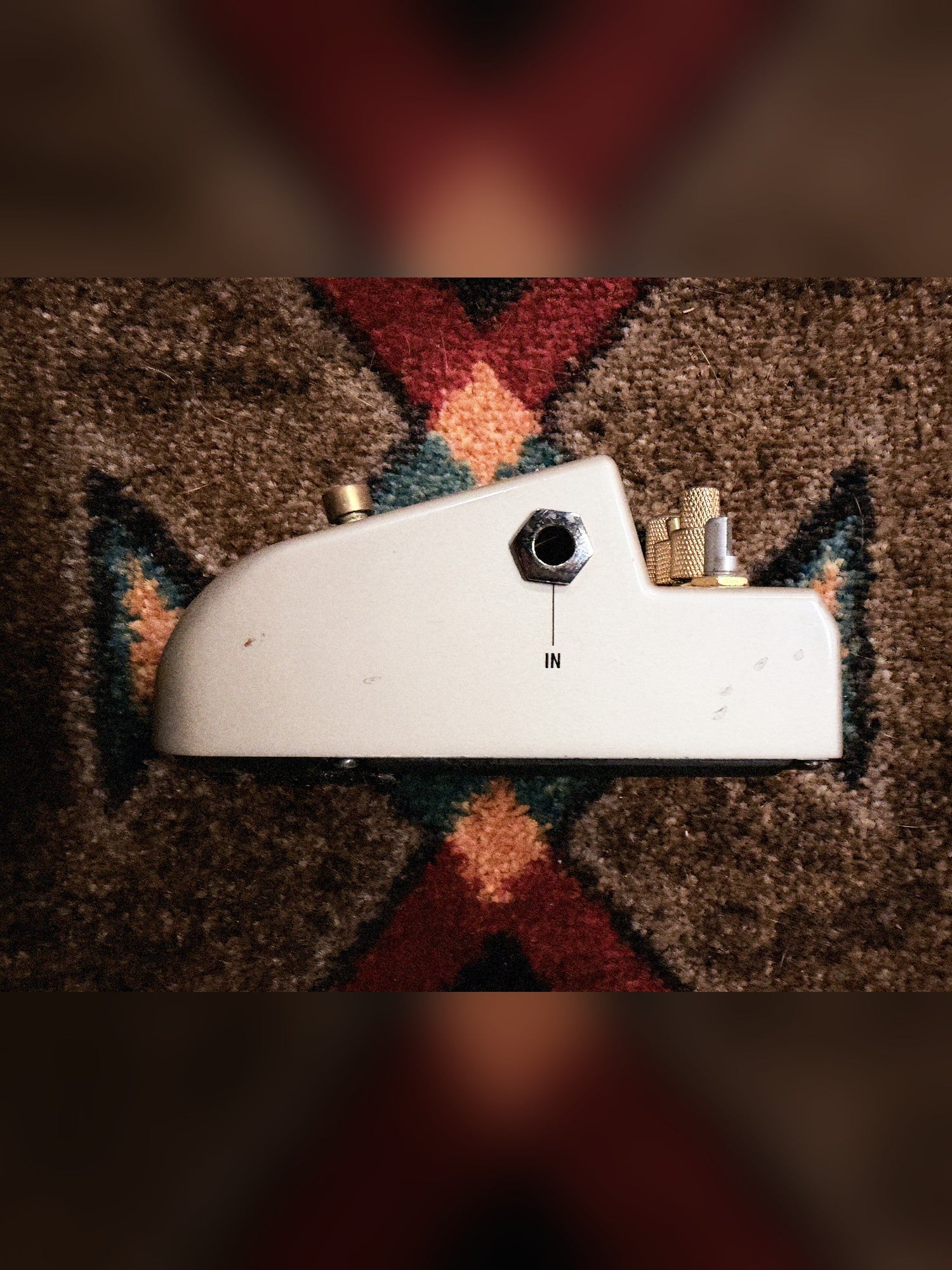 Marshall GV-2 Guv'nor Plus, silver: right side with the input jack and the bare Volume shaft