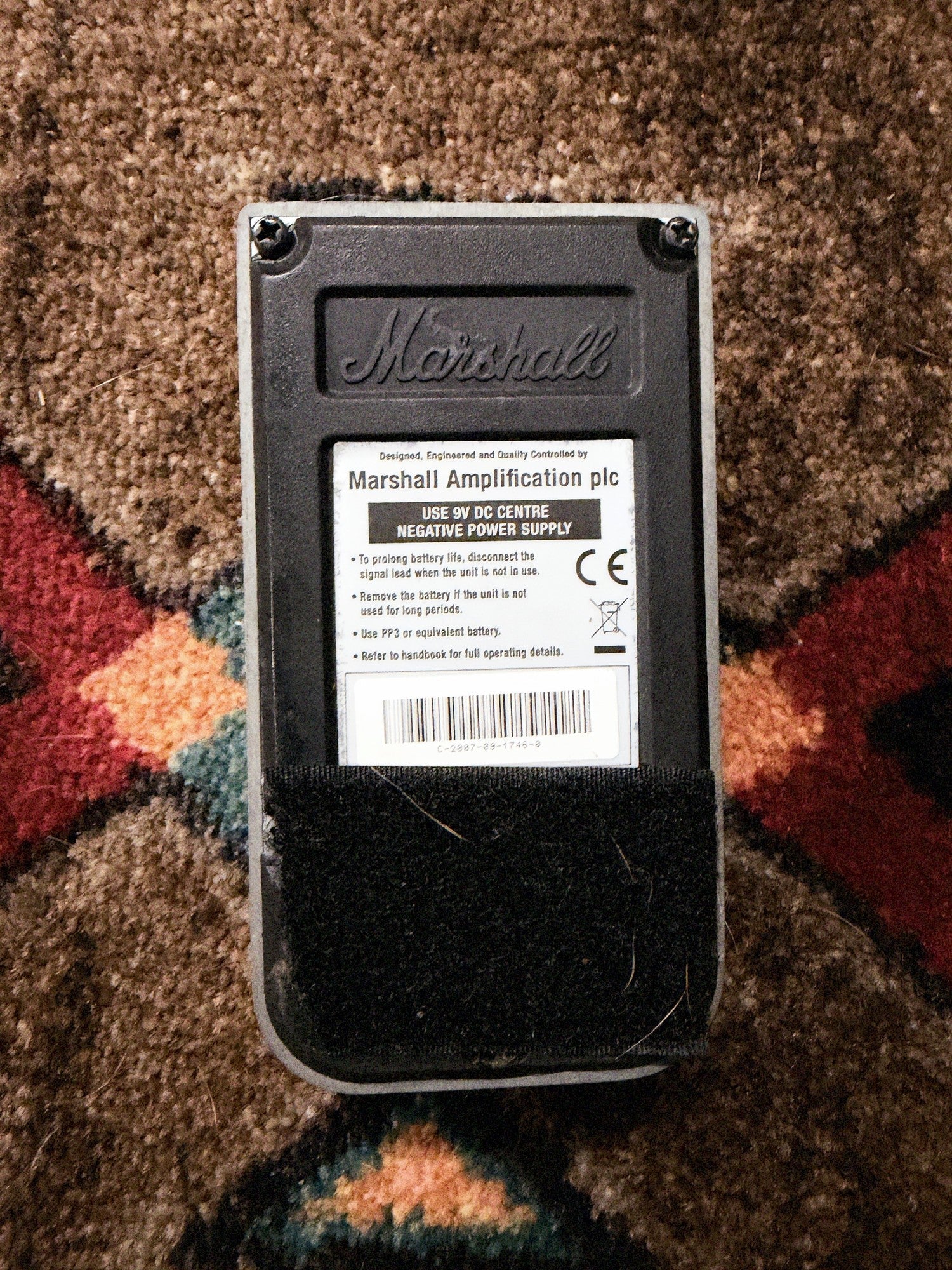 Marshall GV-2 Guv'nor Plus, silver: bottom with the Marshall label, the 9V center-negative note and the barcode