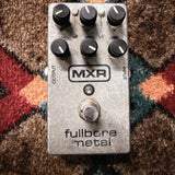 MXR Fullbore Metal, silver: top with the six knobs, the Gate and Scoop buttons, the MXR logo and the footswitch