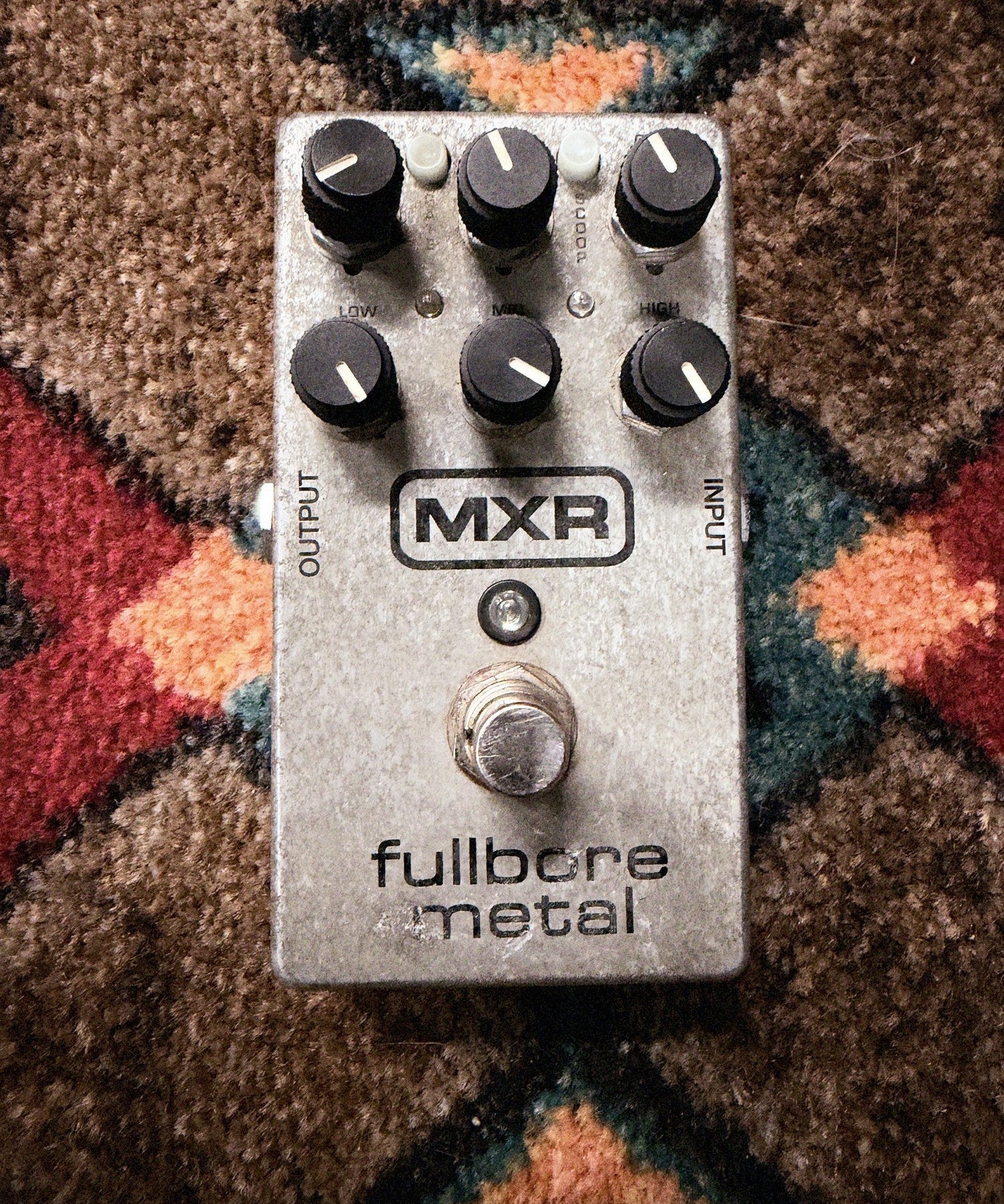 MXR Fullbore Metal, silver: top with the six knobs, the Gate and Scoop buttons, the MXR logo and the footswitch