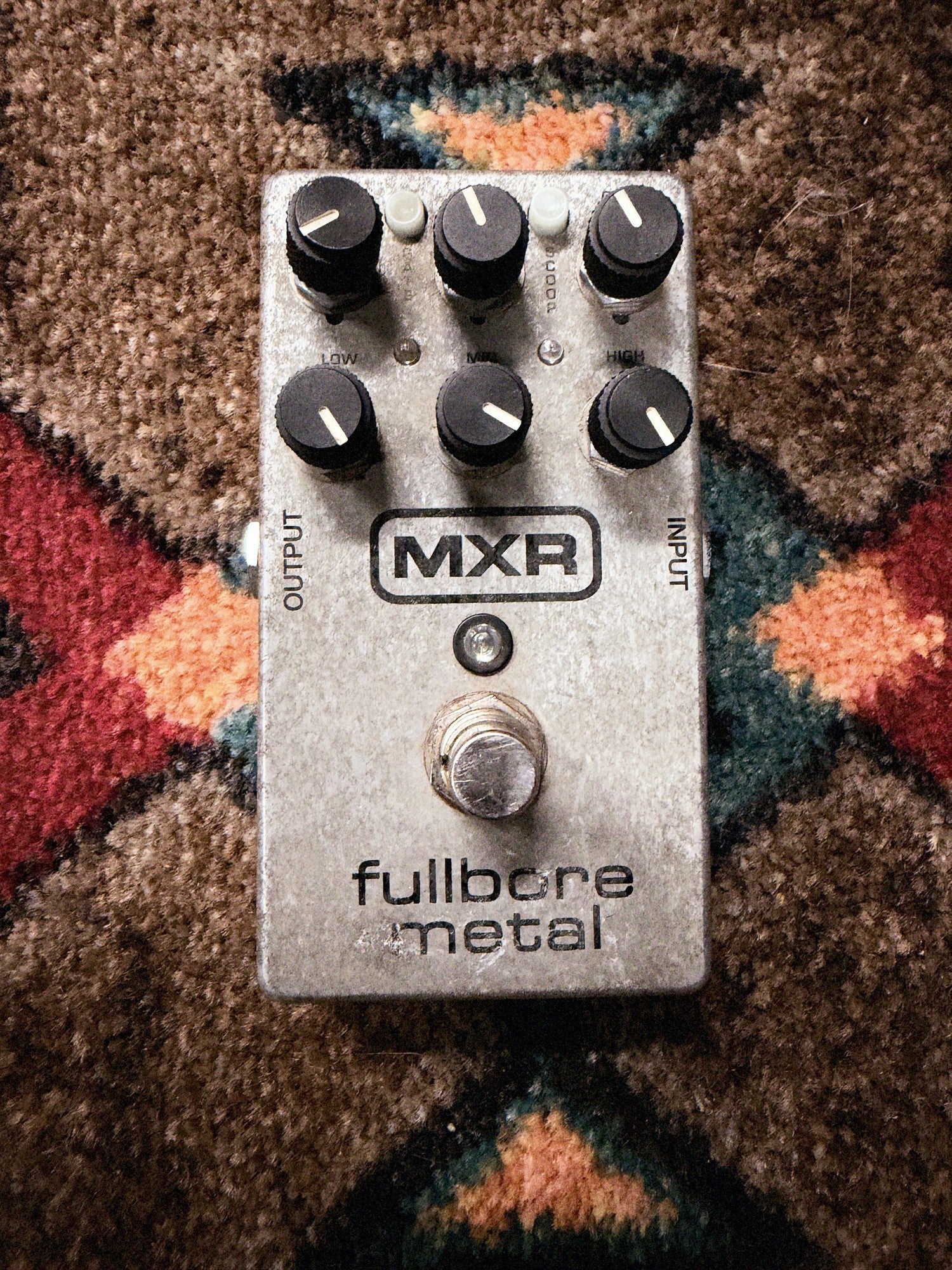 MXR Fullbore Metal, silver: top with the six knobs, the Gate and Scoop buttons, the MXR logo and the footswitch