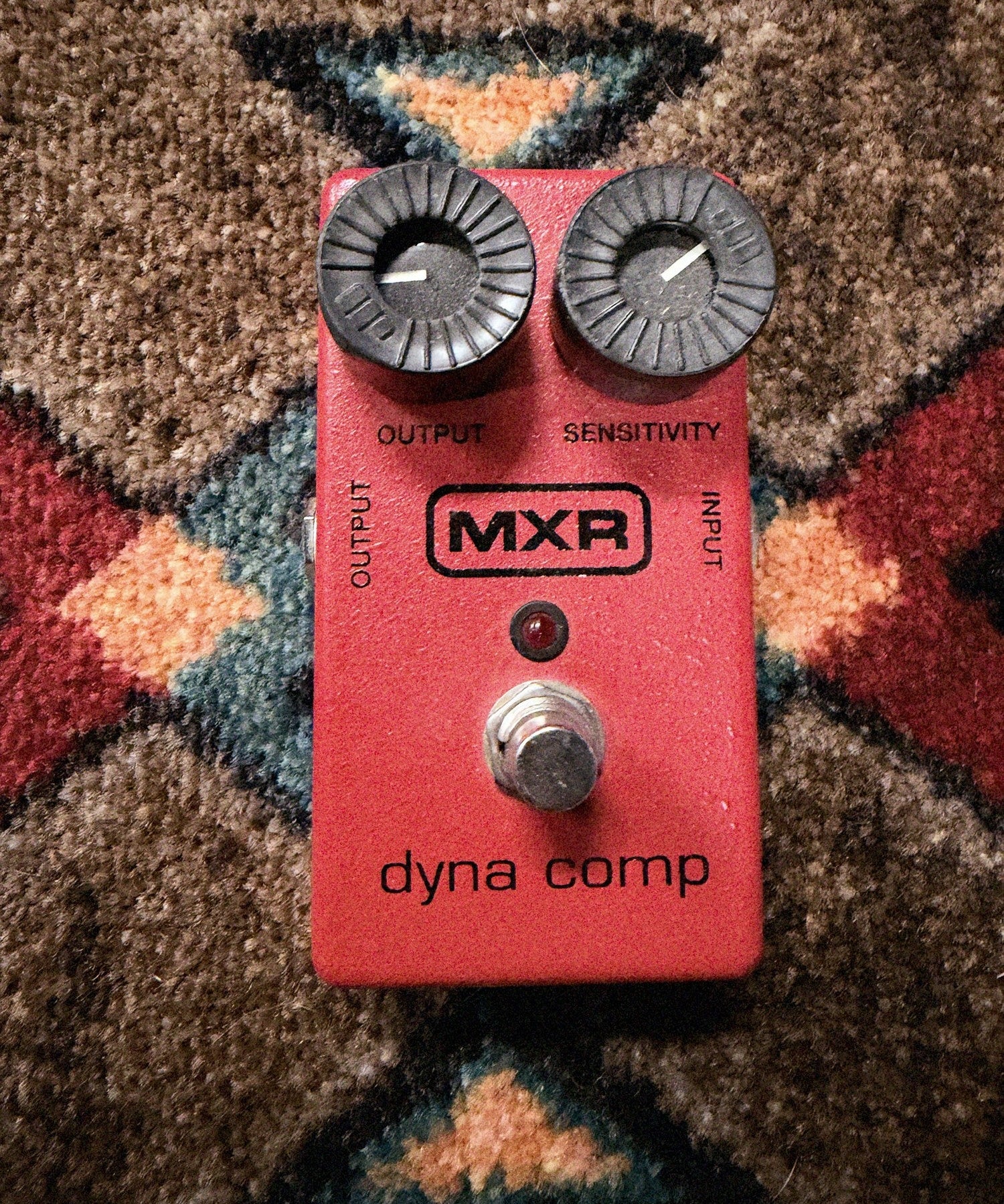 MXR M102 Dyna Comp, red: top with the Output and Sensitivity knobs, the MXR logo, the red LED and the footswitch