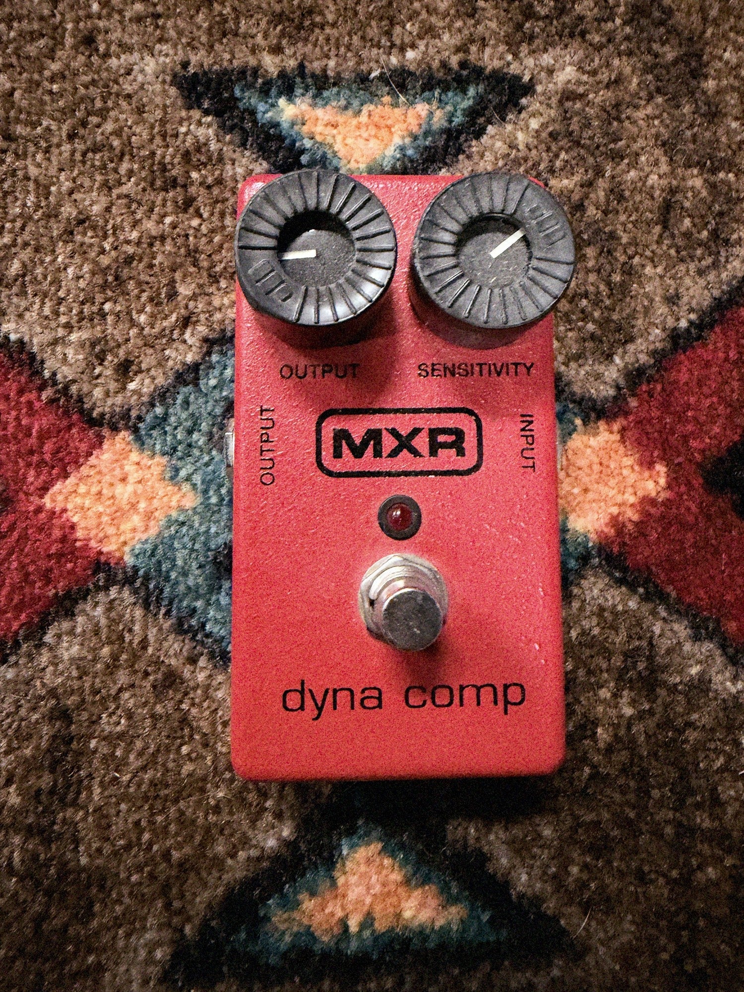 MXR M102 Dyna Comp, red: top with the Output and Sensitivity knobs, the MXR logo, the red LED and the footswitch