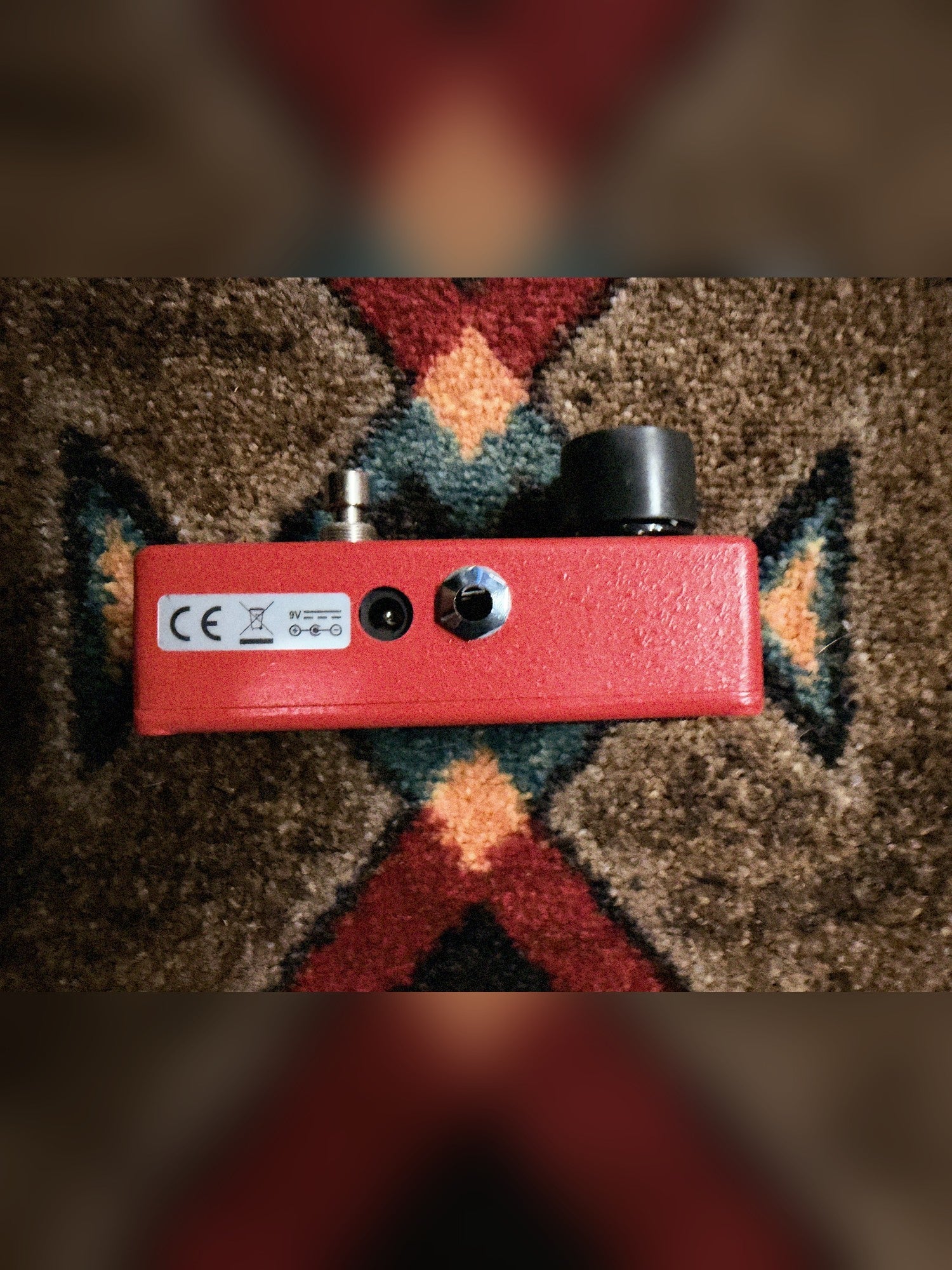 MXR M102 Dyna Comp, red: right side with the input jack, the power jack and the 9 volt label