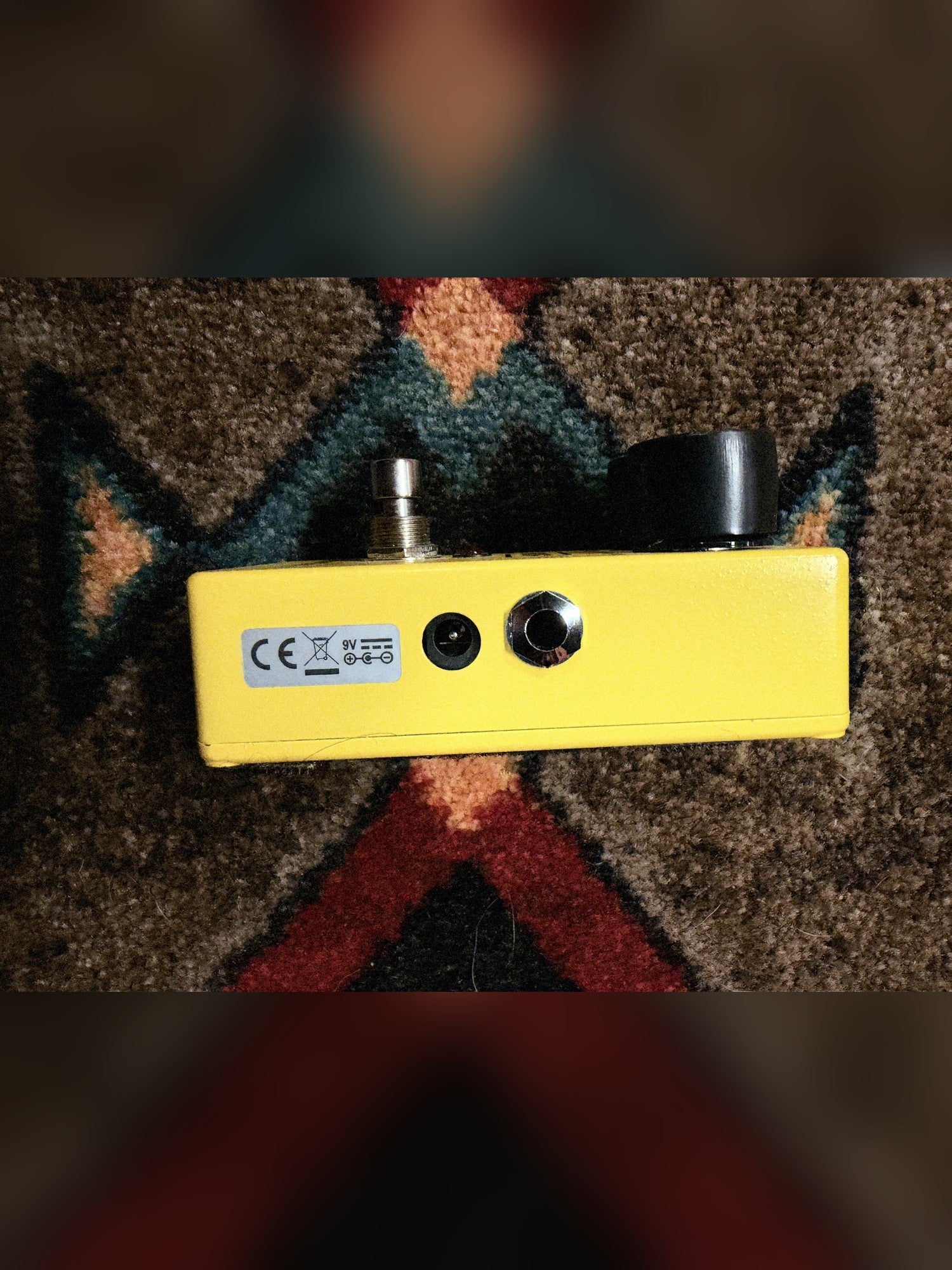 MXR M104 Distortion+, yellow: right side with the input jack, the power jack and the 9 volt label
