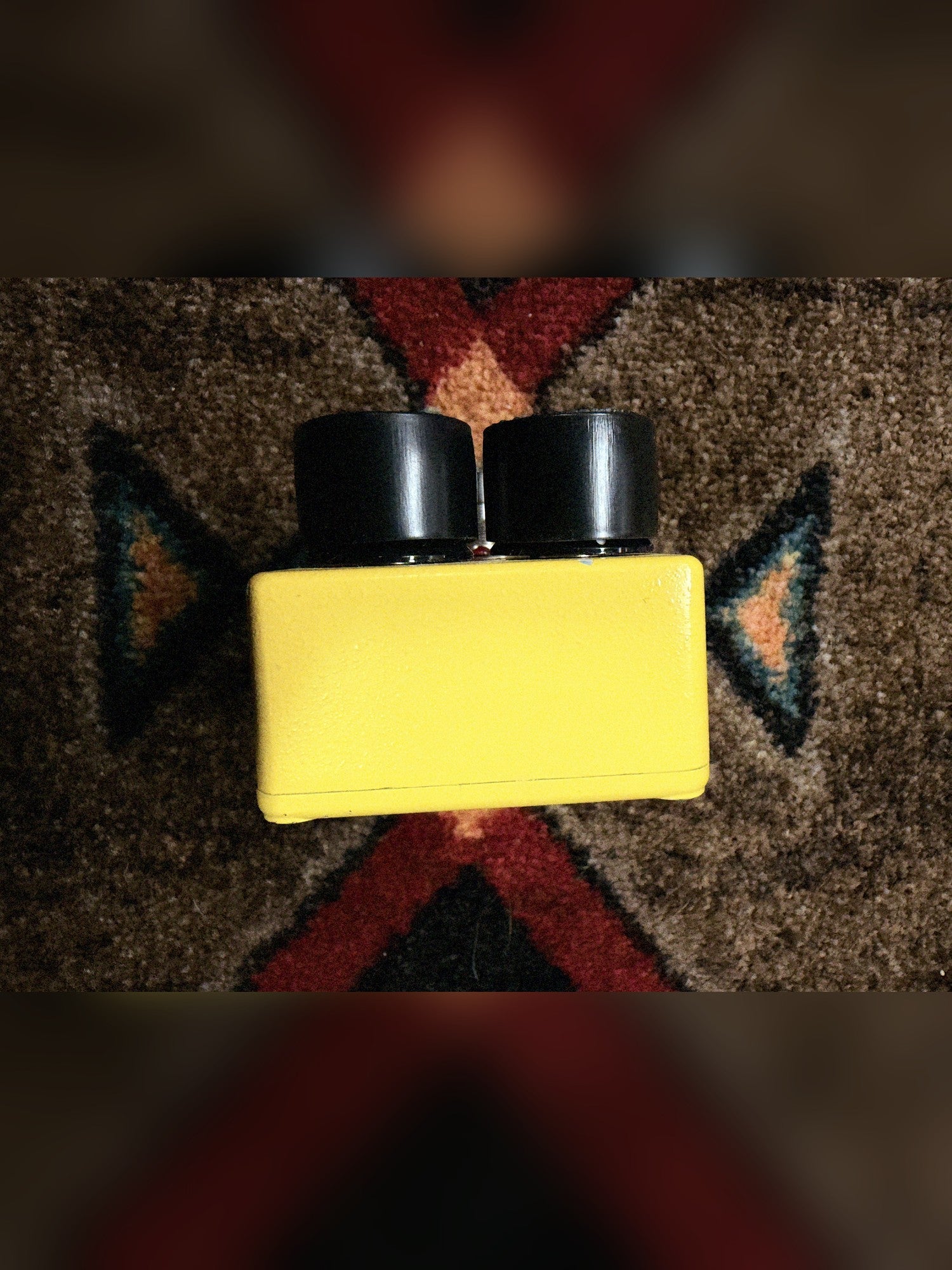 MXR M104 Distortion+, yellow: knob end of the enclosure