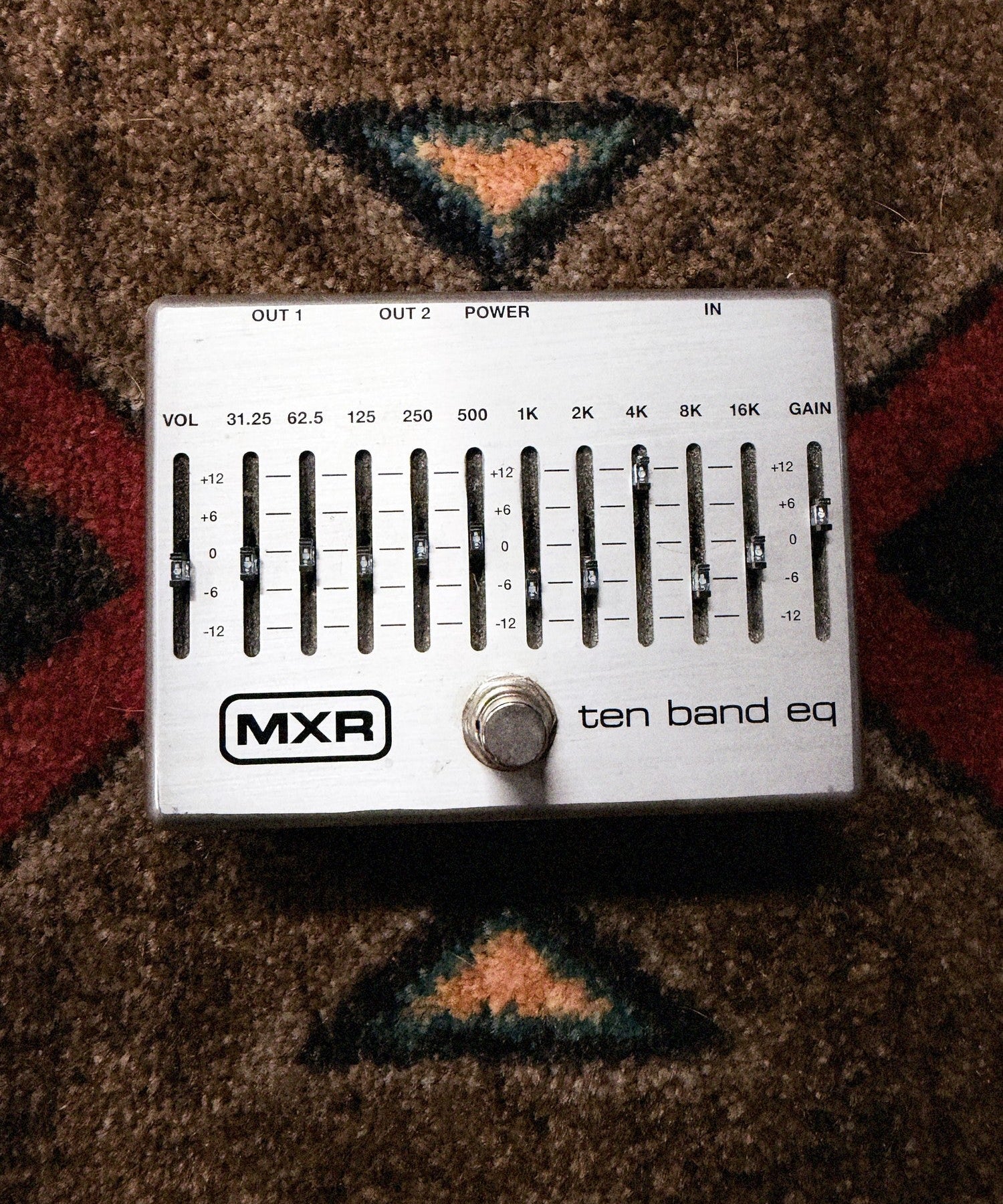 MXR M108S Ten Band EQ, silver: top with the ten EQ sliders, the Volume and Gain sliders and the footswitch