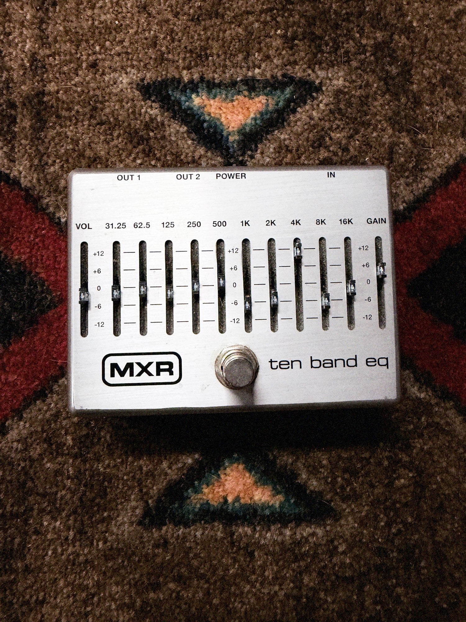 MXR M108S Ten Band EQ, silver: top with the ten EQ sliders, the Volume and Gain sliders and the footswitch
