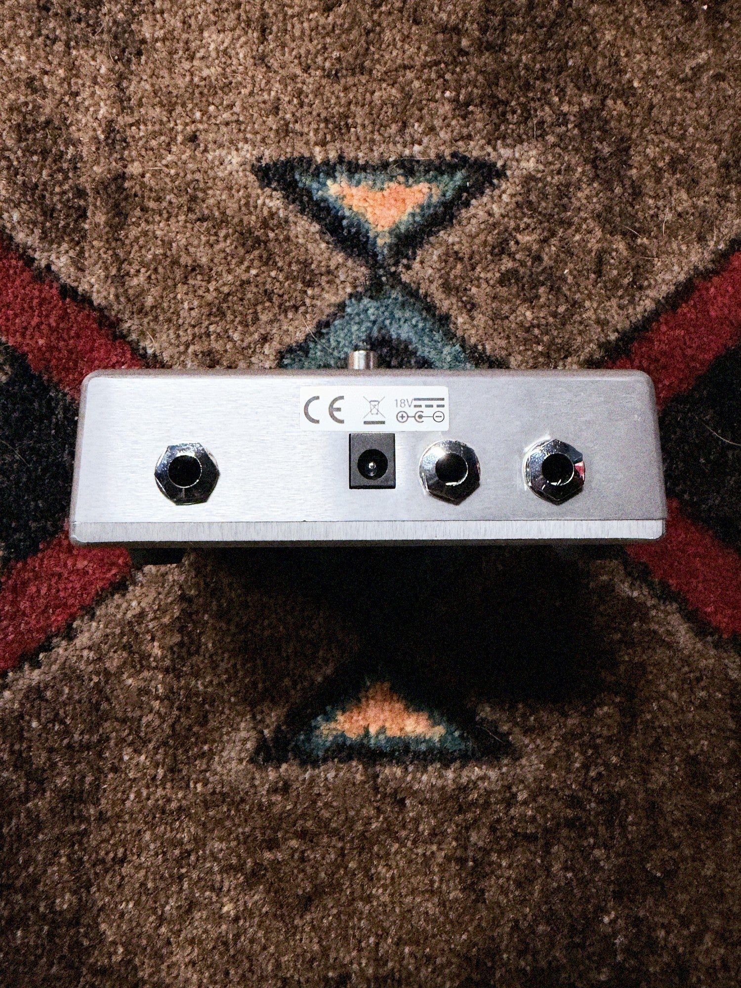MXR M108S Ten Band EQ, silver: top end with the input jack, the power jack, the two output jacks and the 18 volt label